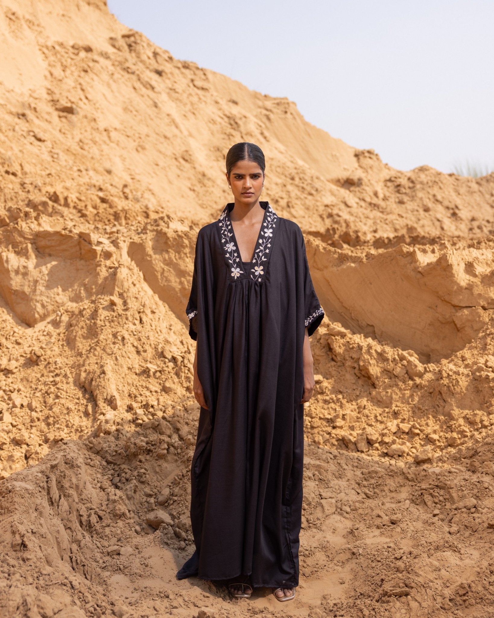 LINEAR - BK KAFTAN - OUR DVE - MIRA Y MANO