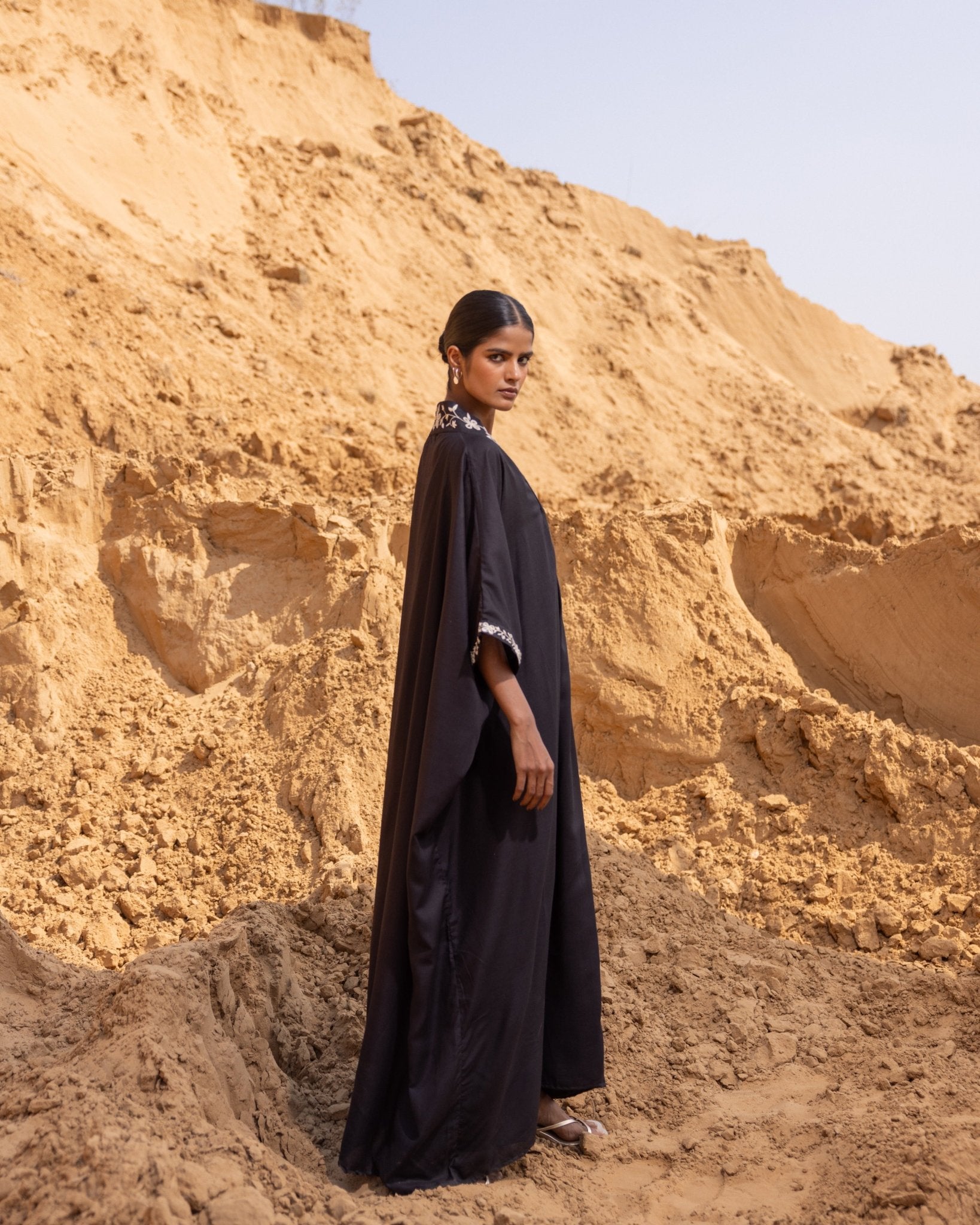 LINEAR - BK KAFTAN - OUR DVE - MIRA Y MANO