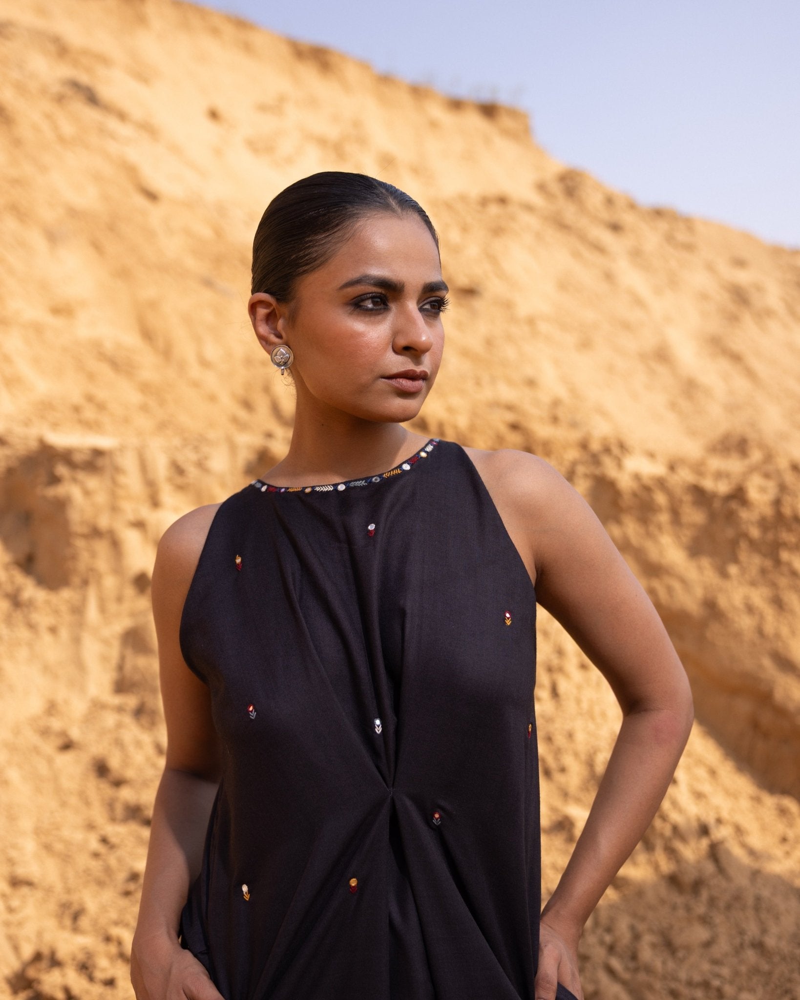 SYNTRA - BK DRESS - OUR DVE - MIRA Y MANO