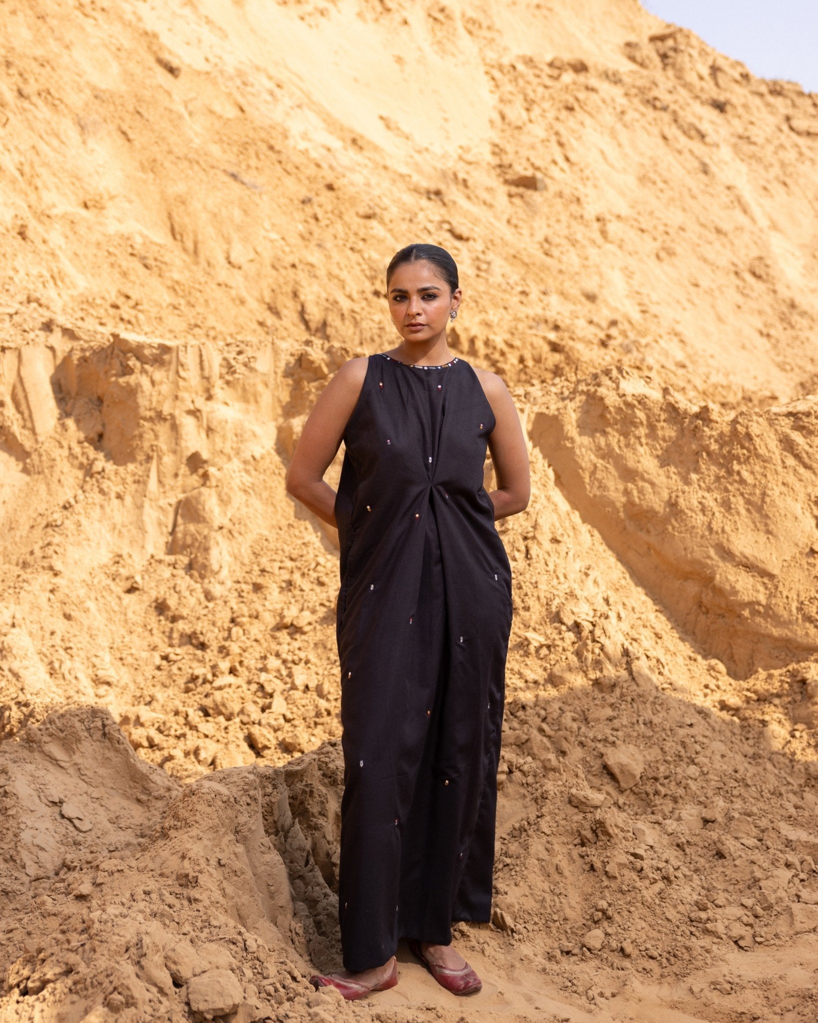 SYNTRA - BK DRESS - OUR DVE - MIRA Y MANO