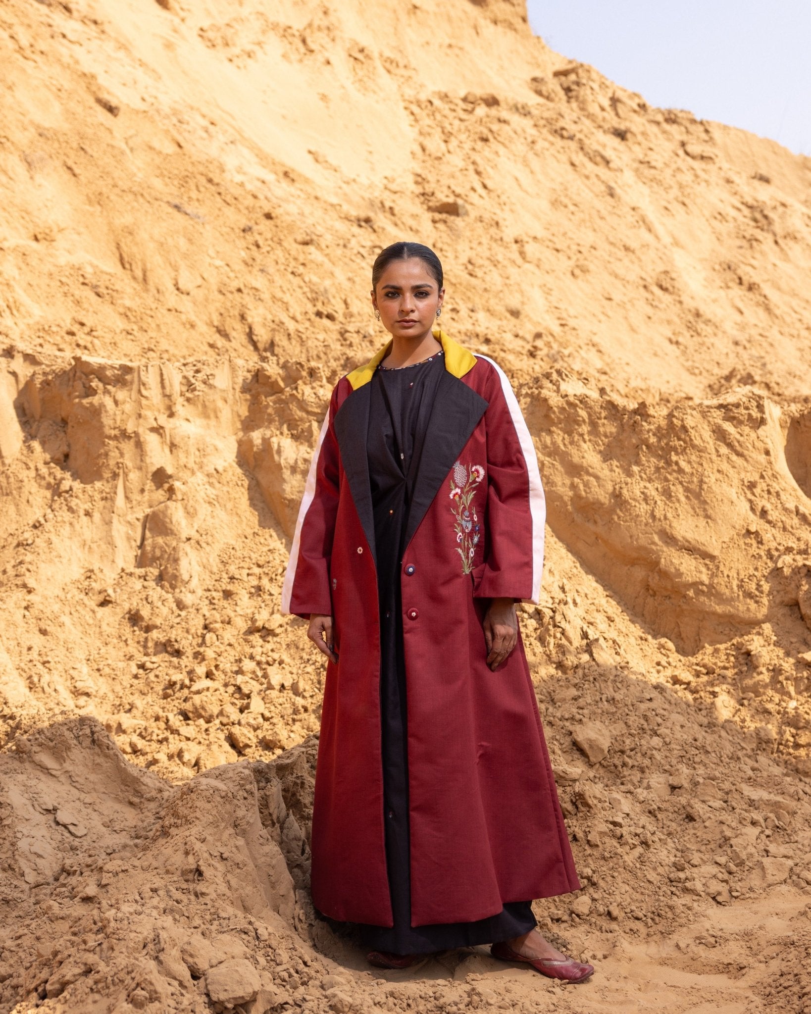 SYNTRA - MR ABAYA COAT - OUR DVE - MIRA Y MANO