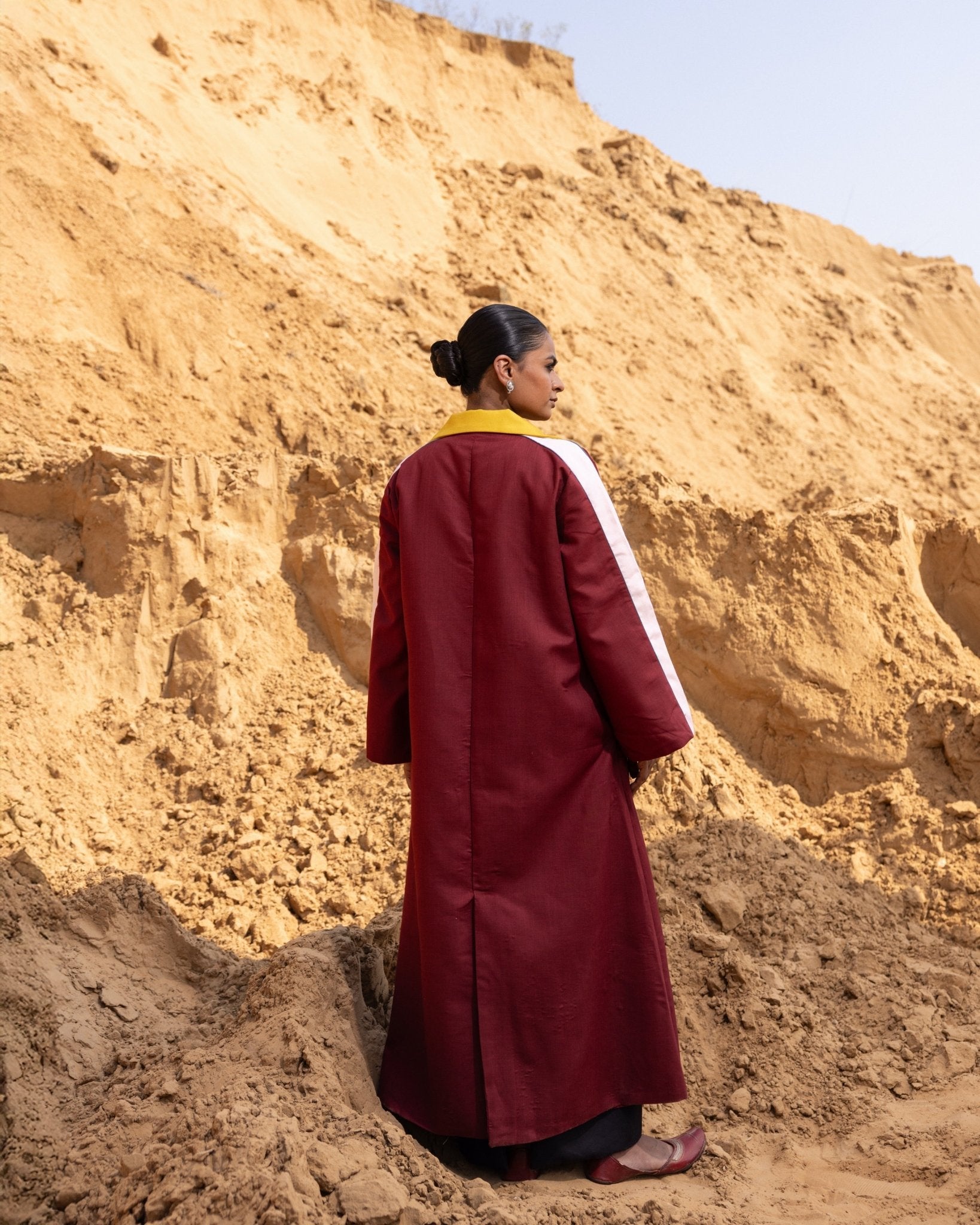 SYNTRA - MR ABAYA COAT - OUR DVE - MIRA Y MANO