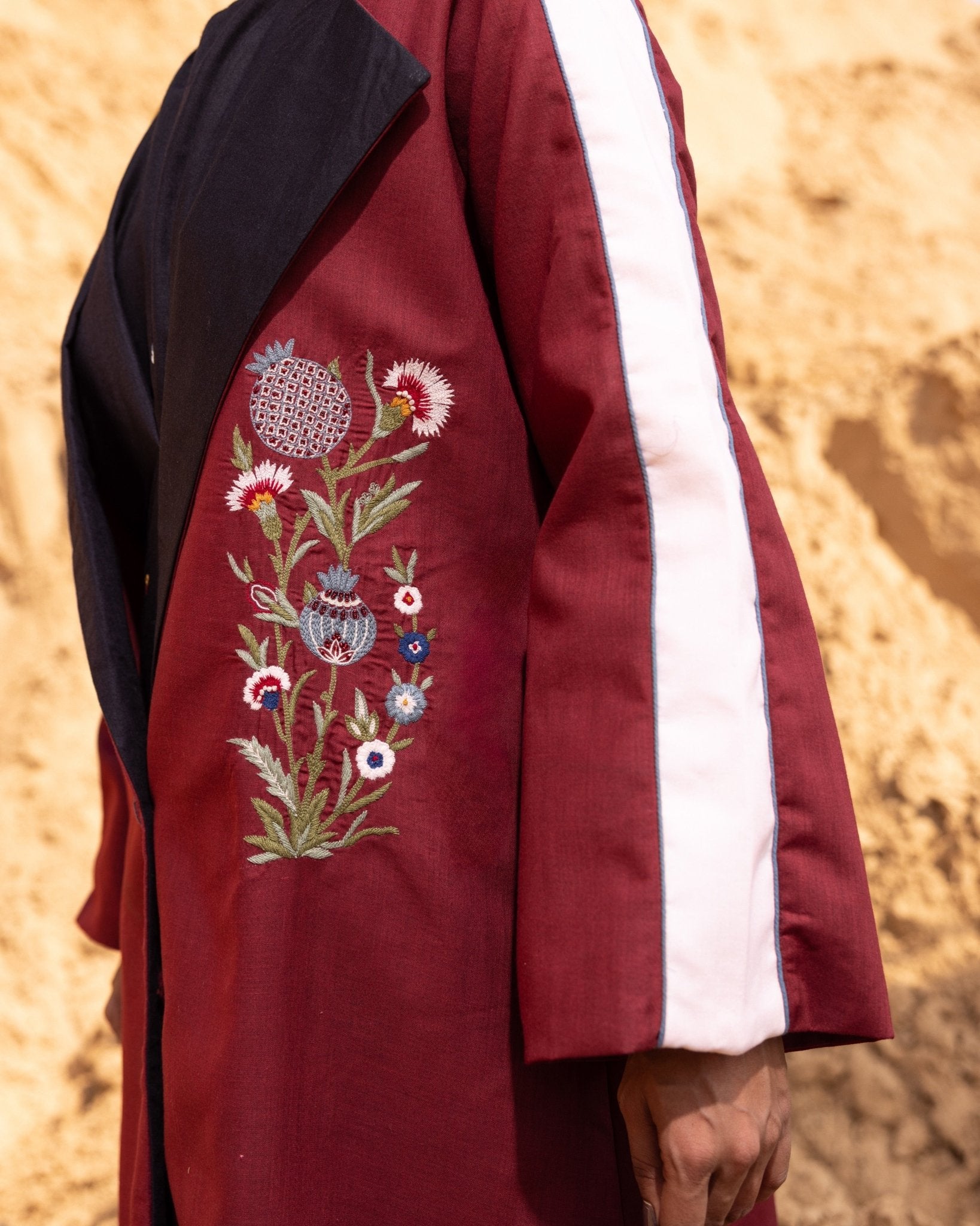 SYNTRA - MR ABAYA COAT - OUR DVE - MIRA Y MANO