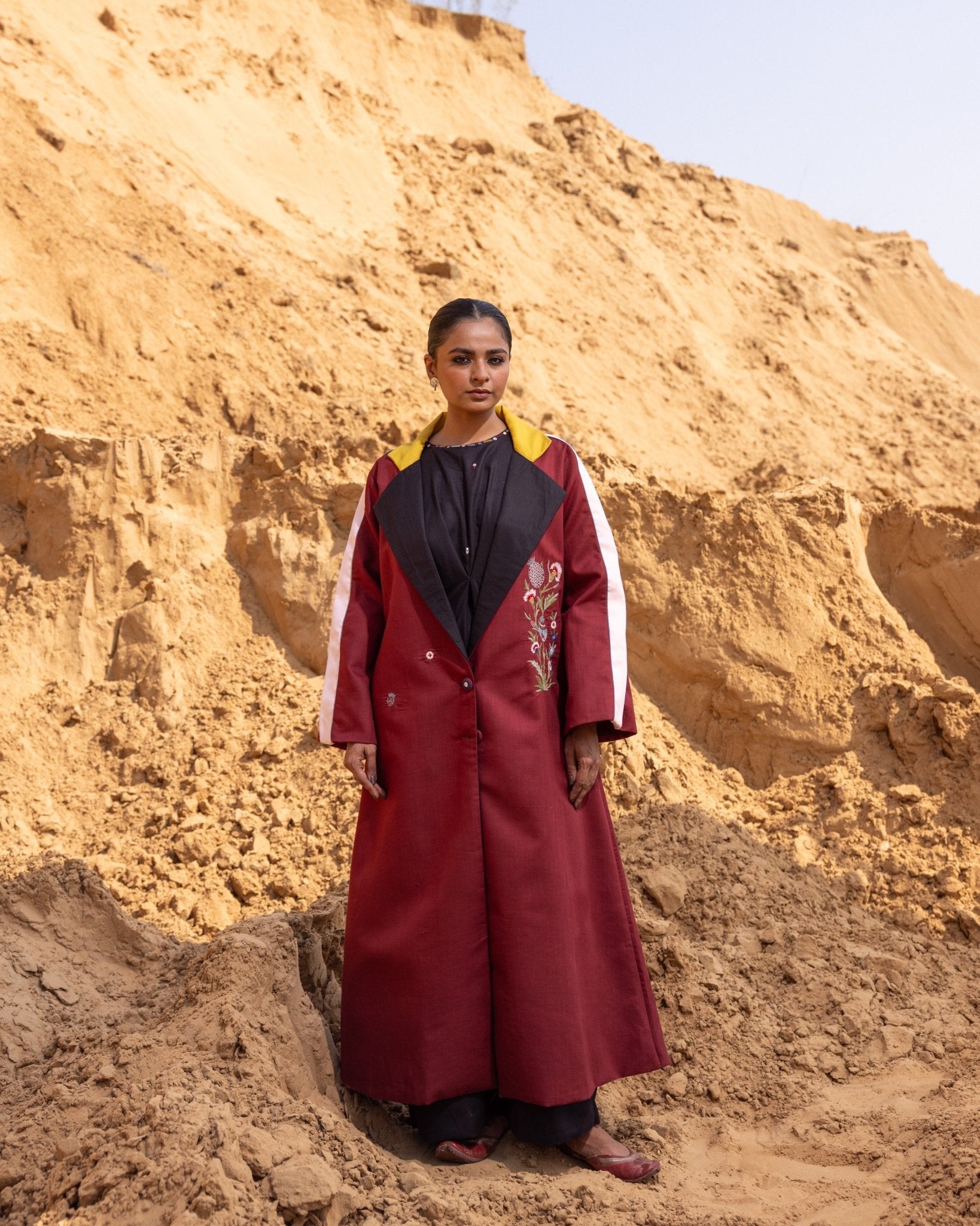 SYNTRA - MR ABAYA COAT - OUR DVE - MIRA Y MANO