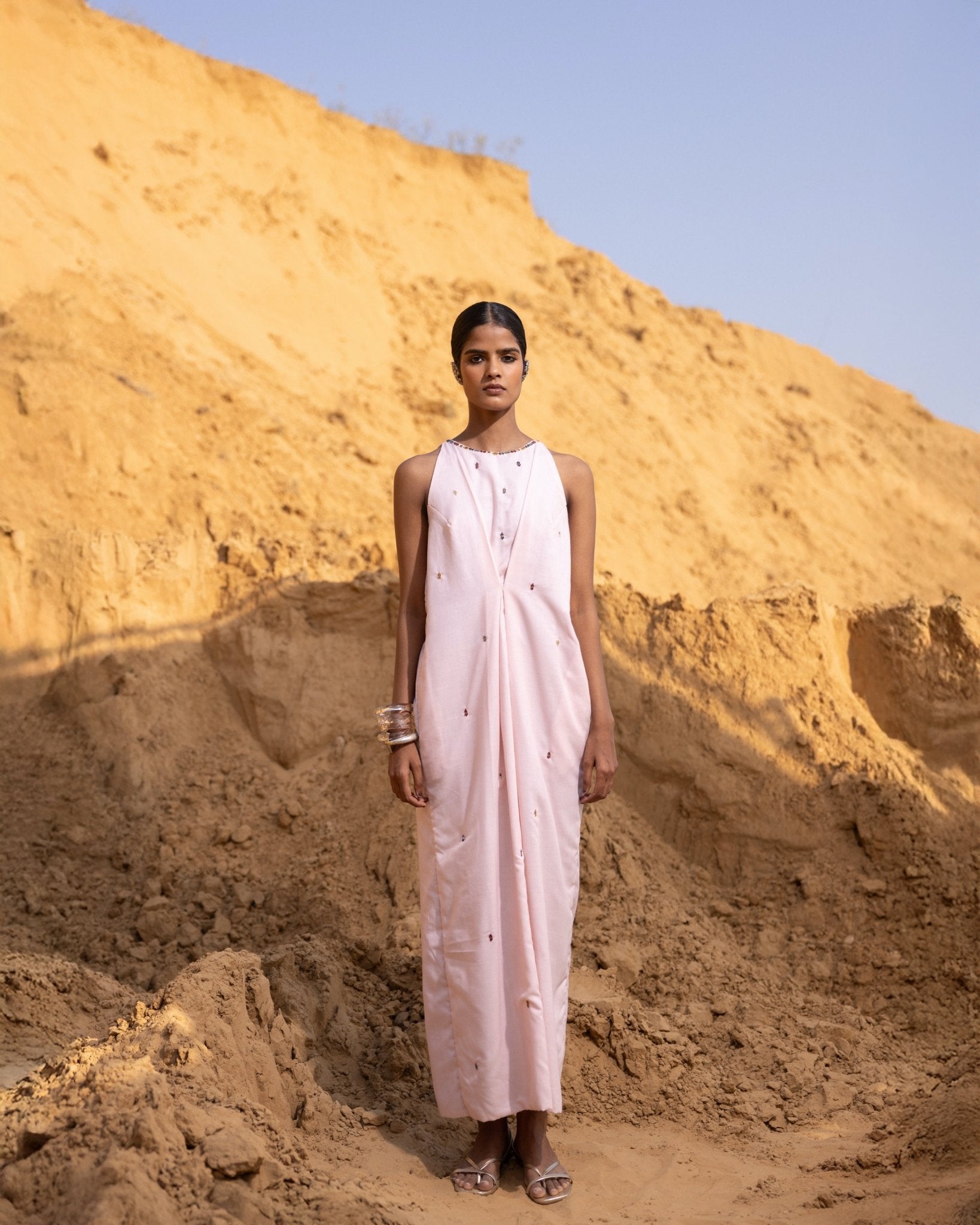 SYNTRA - MS DRESS - OUR DVE - MIRA Y MANO