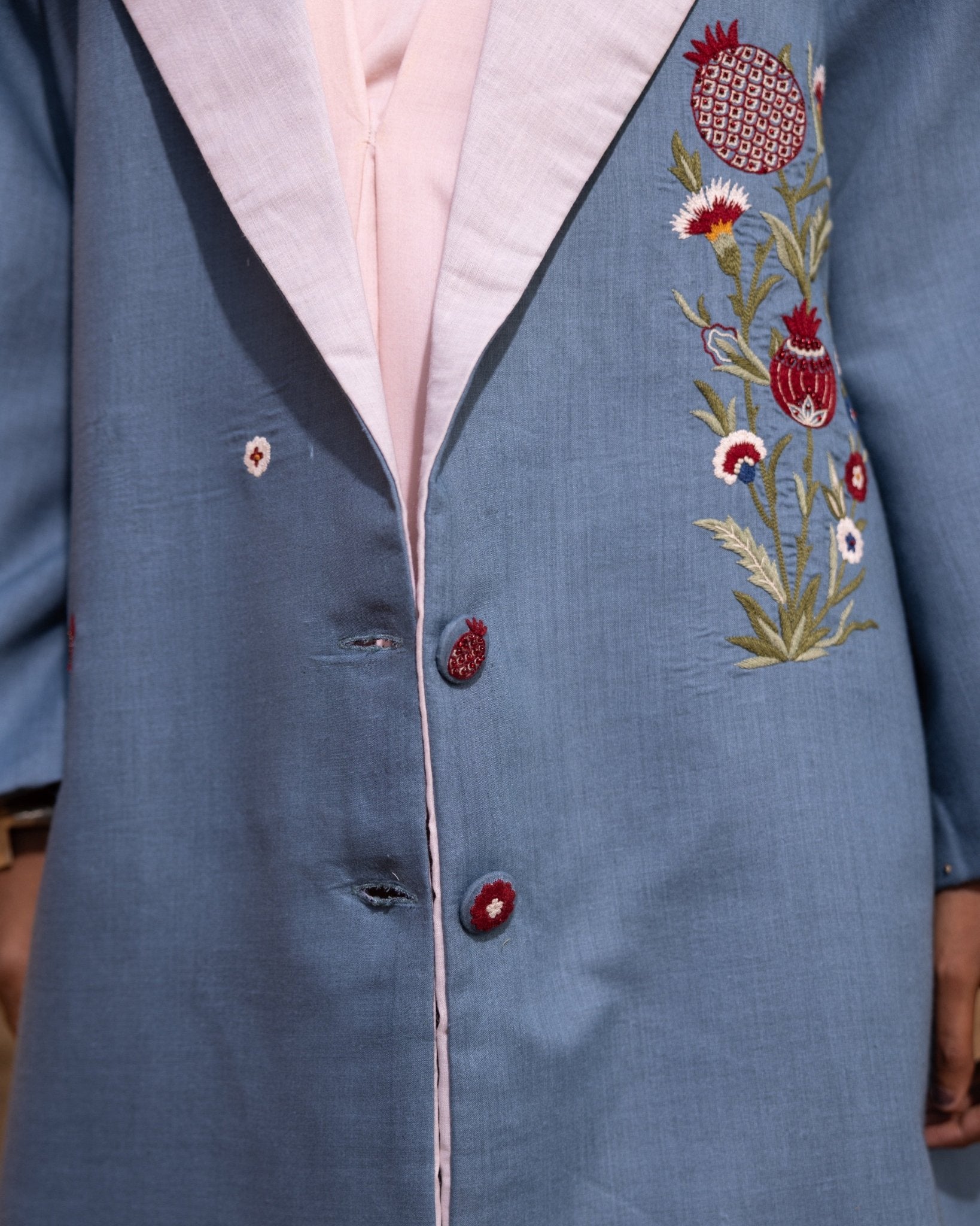 SYNTRA - SG ABAYA COAT - OUR DVE - MIRA Y MANO