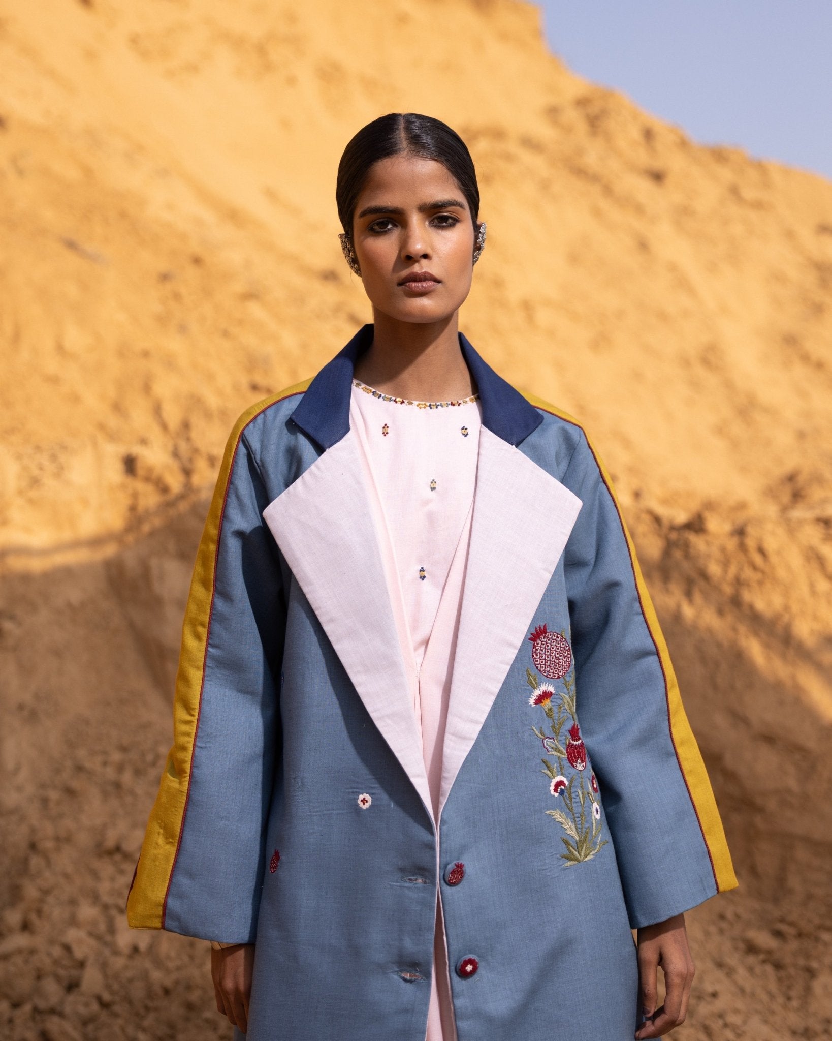 SYNTRA - SG ABAYA COAT - OUR DVE - MIRA Y MANO