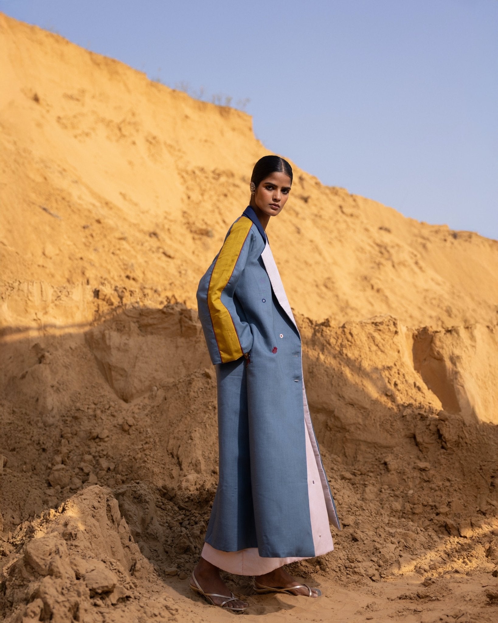 SYNTRA - SG ABAYA COAT - OUR DVE - MIRA Y MANO