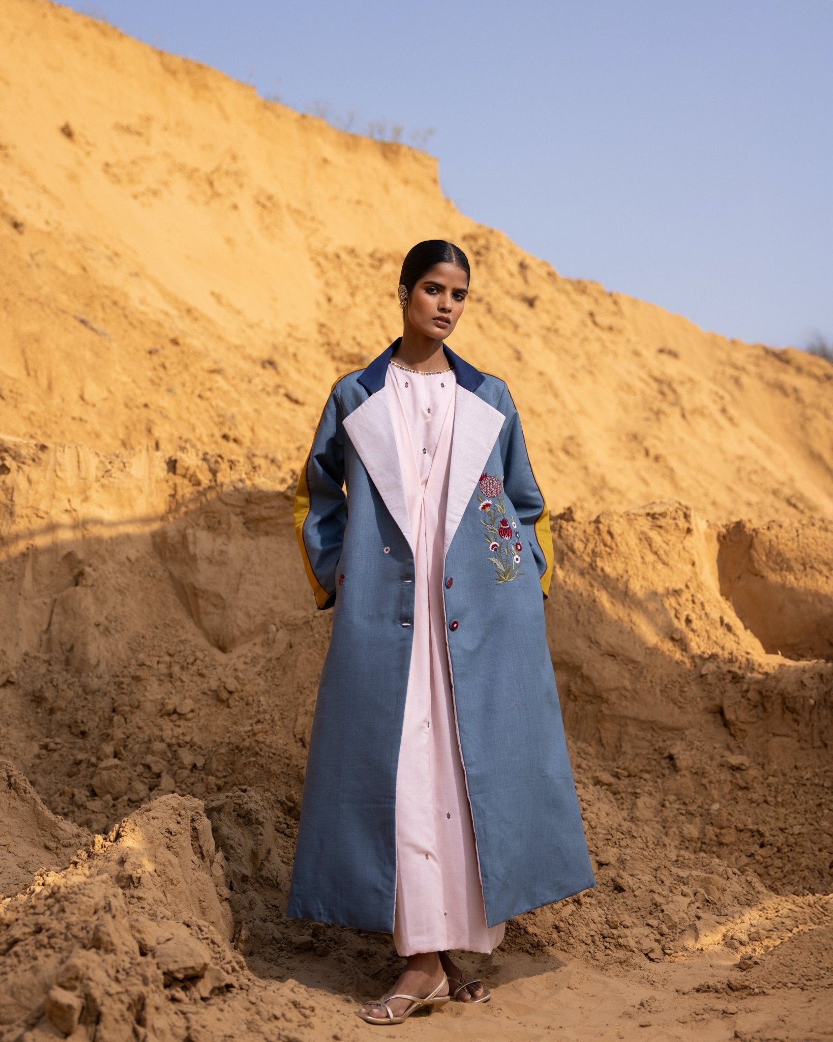 SYNTRA - SG ABAYA COAT - OUR DVE - MIRA Y MANO