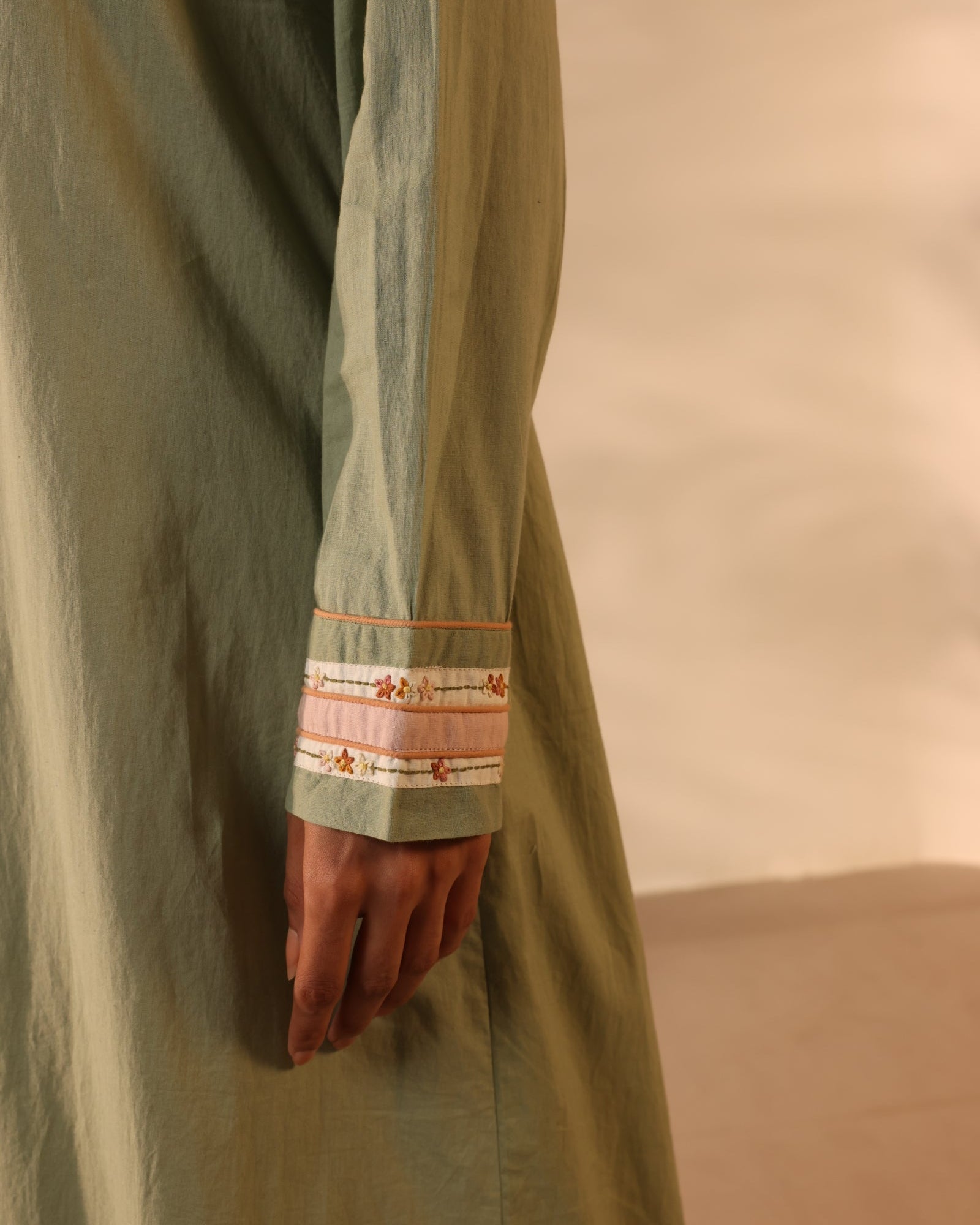 WHIMSY - GR DRESS - OUR DVE - MIRA Y MANO