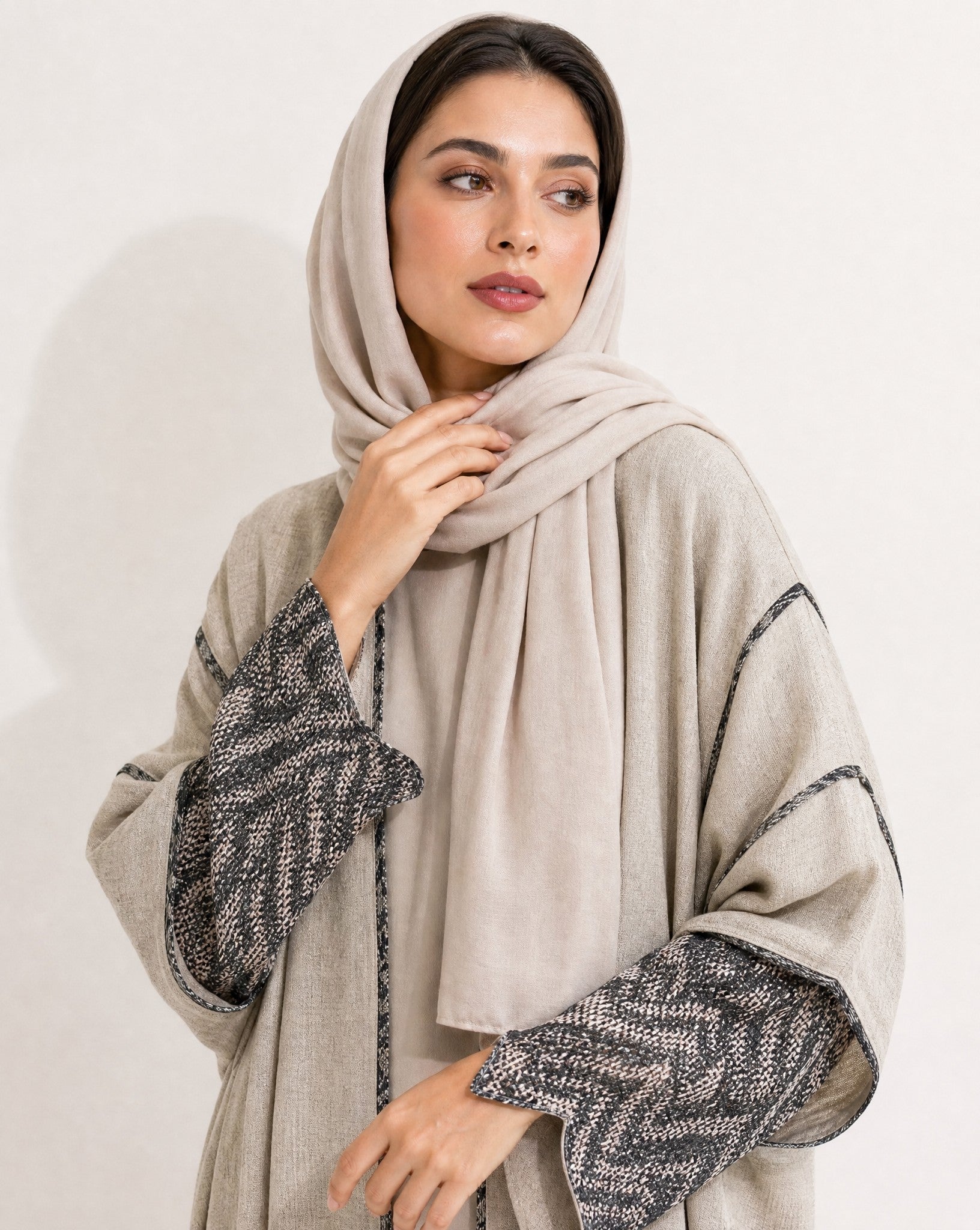 PEC 340105-BE ABAYA - PEARL COLLECTION - MIRA Y MANO
