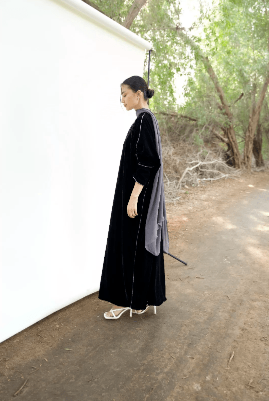 FRIDA IN BLACK ABAYA - PRIVILEGE OFFICIAL - MIRA Y MANO