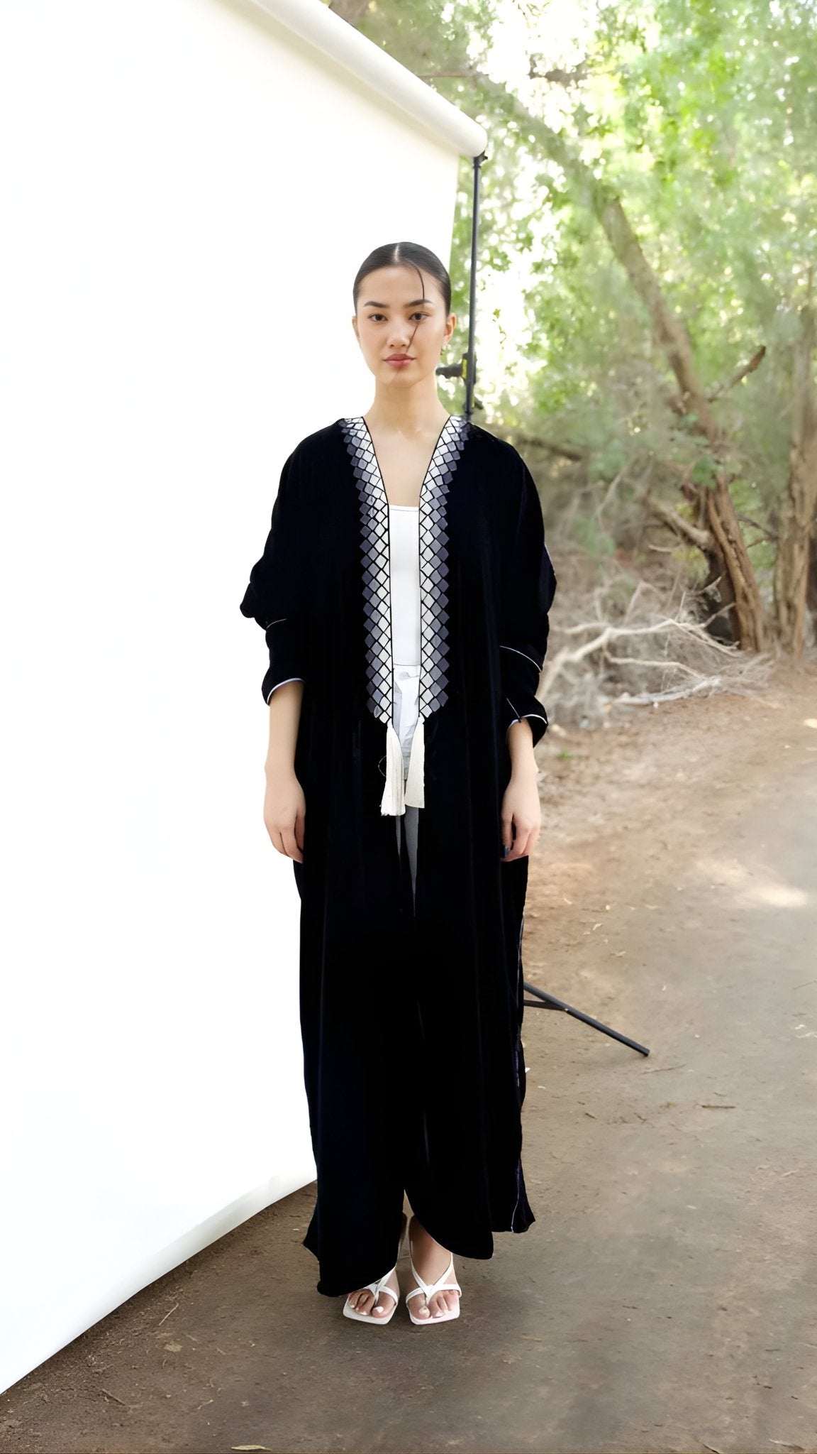 FRIDA IN BLACK ABAYA - PRIVILEGE OFFICIAL - MIRA Y MANO