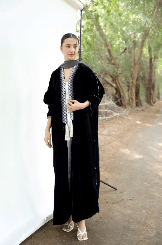FRIDA IN BLACK ABAYA - PRIVILEGE OFFICIAL - MIRA Y MANO