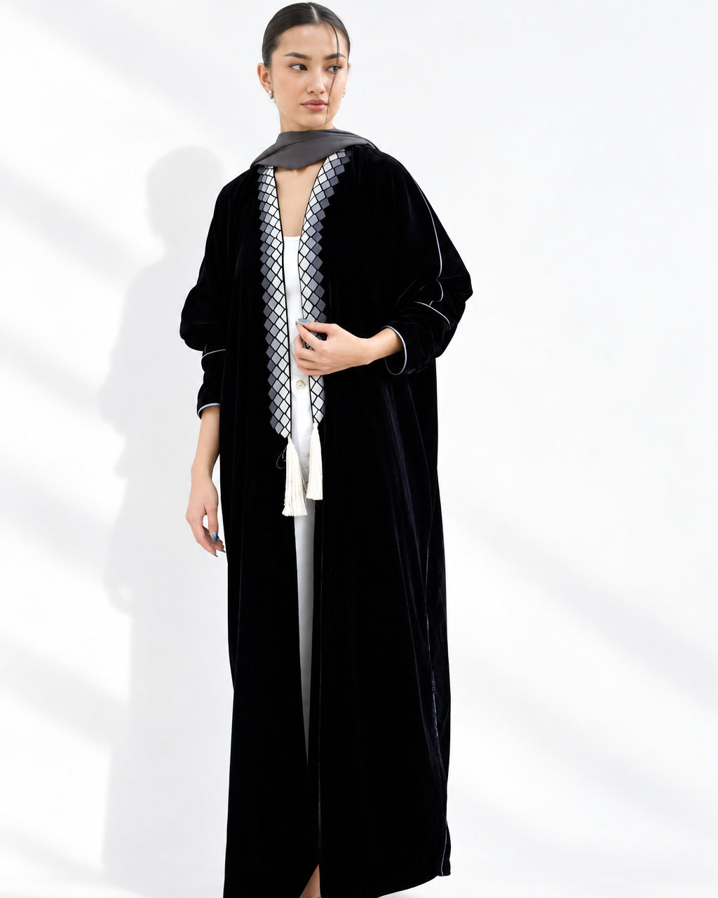 FRIDA IN BLACK ABAYA - PRIVILEGE OFFICIAL - MIRA Y MANO