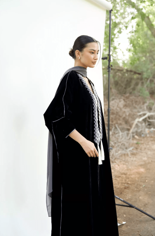 FRIDA IN BLACK ABAYA - PRIVILEGE OFFICIAL - MIRA Y MANO