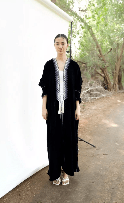 FRIDA IN BLACK ABAYA - PRIVILEGE OFFICIAL - MIRA Y MANO