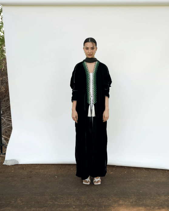 FRIDA IN GREEN ABAYA - PRIVILEGE OFFICIAL - MIRA Y MANO