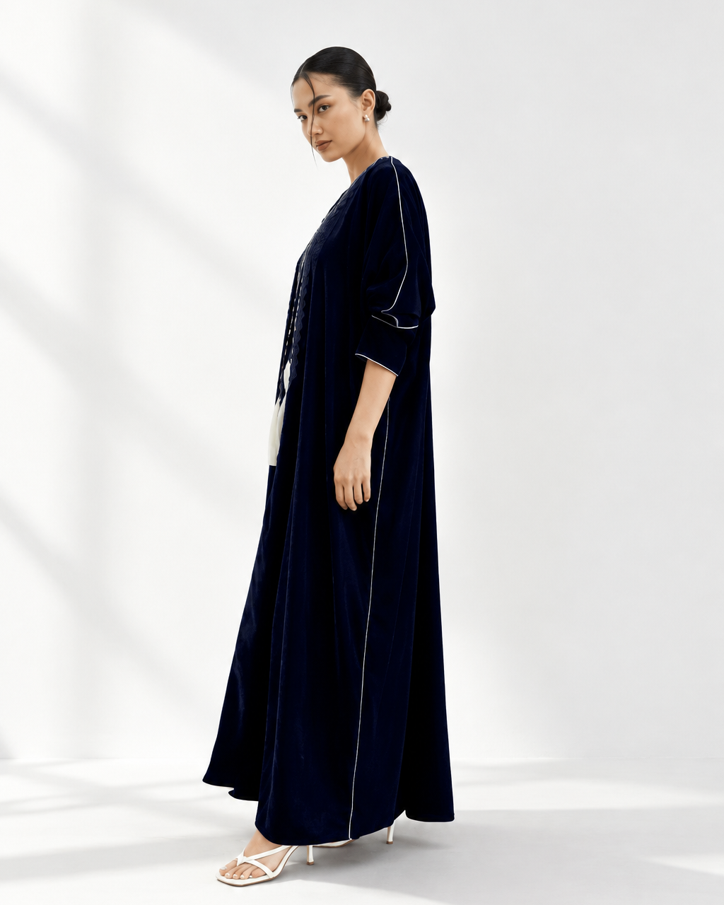 FRIDA IN NAVY ABAYA - MIRA Y MANO