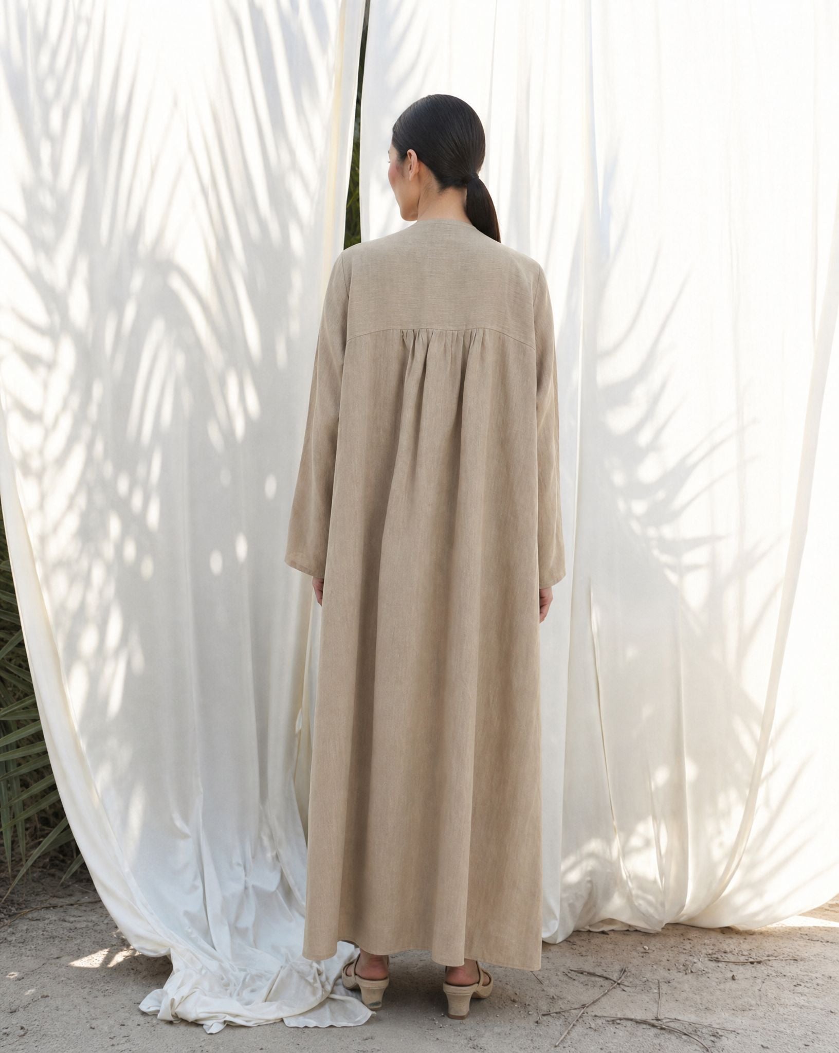 SMOCKED IN BEIGE ABAYA - PRIVILEGE OFFICIAL - MIRA Y MANO