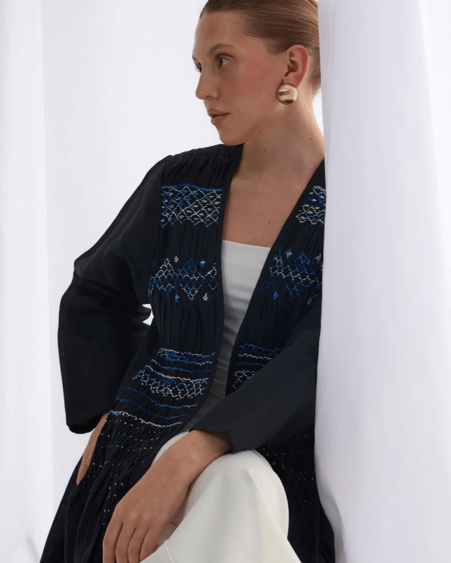 SMOCKED IN BLACK ABAYA - PRIVILEGE OFFICIAL - MIRA Y MANO