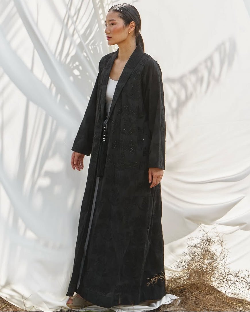 TURATH ABAYA - PRIVILEGE OFFICIAL - MIRA Y MANO