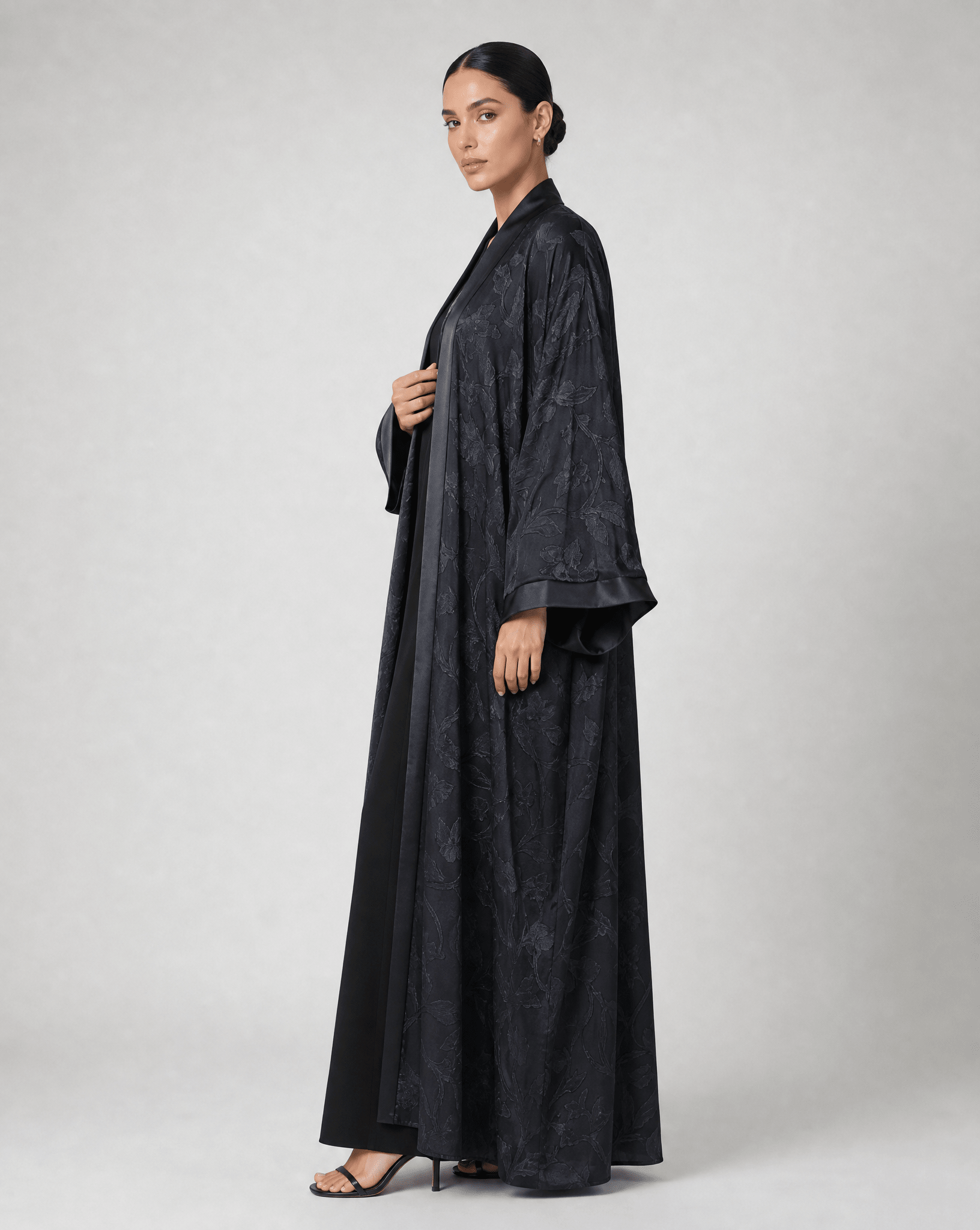MQE10 ABAYA - QATARIA ABAYA - MIRA Y MANO