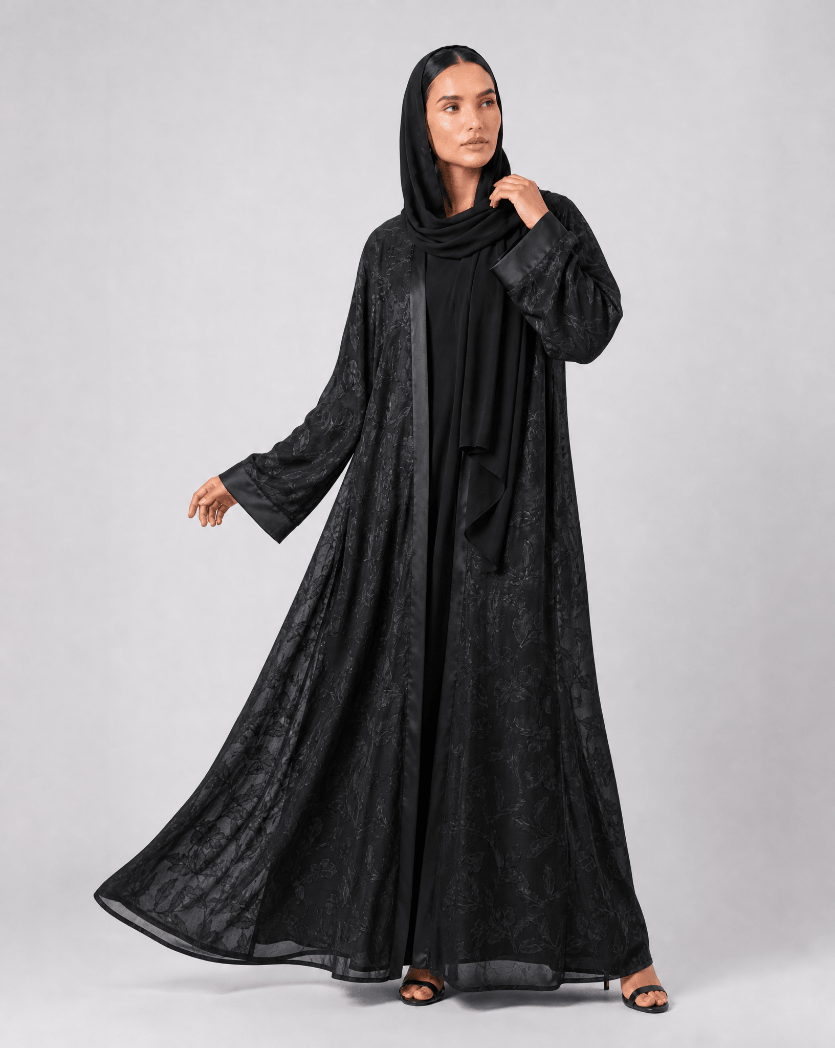 MQE10 ABAYA - QATARIA ABAYA - MIRA Y MANO