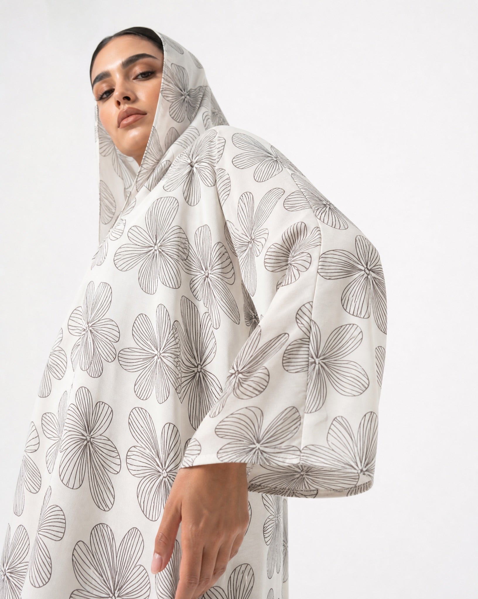 MQE9 ABAYA - QATARIA ABAYA - MIRA Y MANO