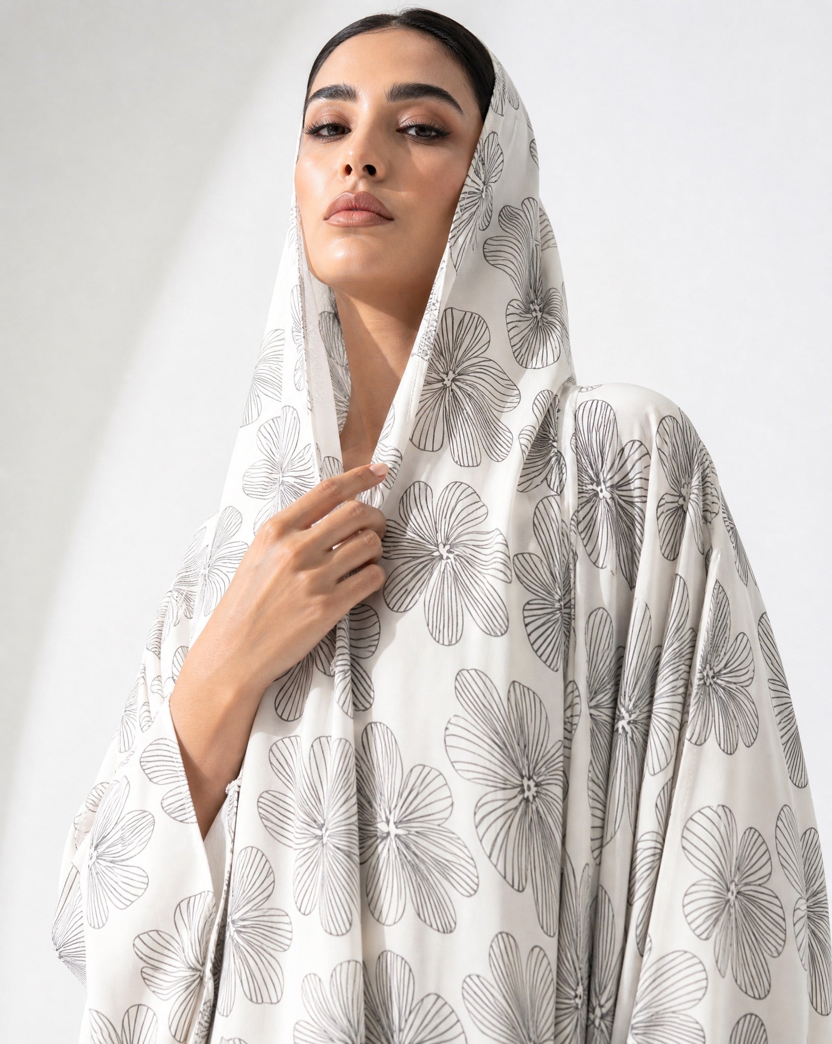MQE9 ABAYA - QATARIA ABAYA - MIRA Y MANO