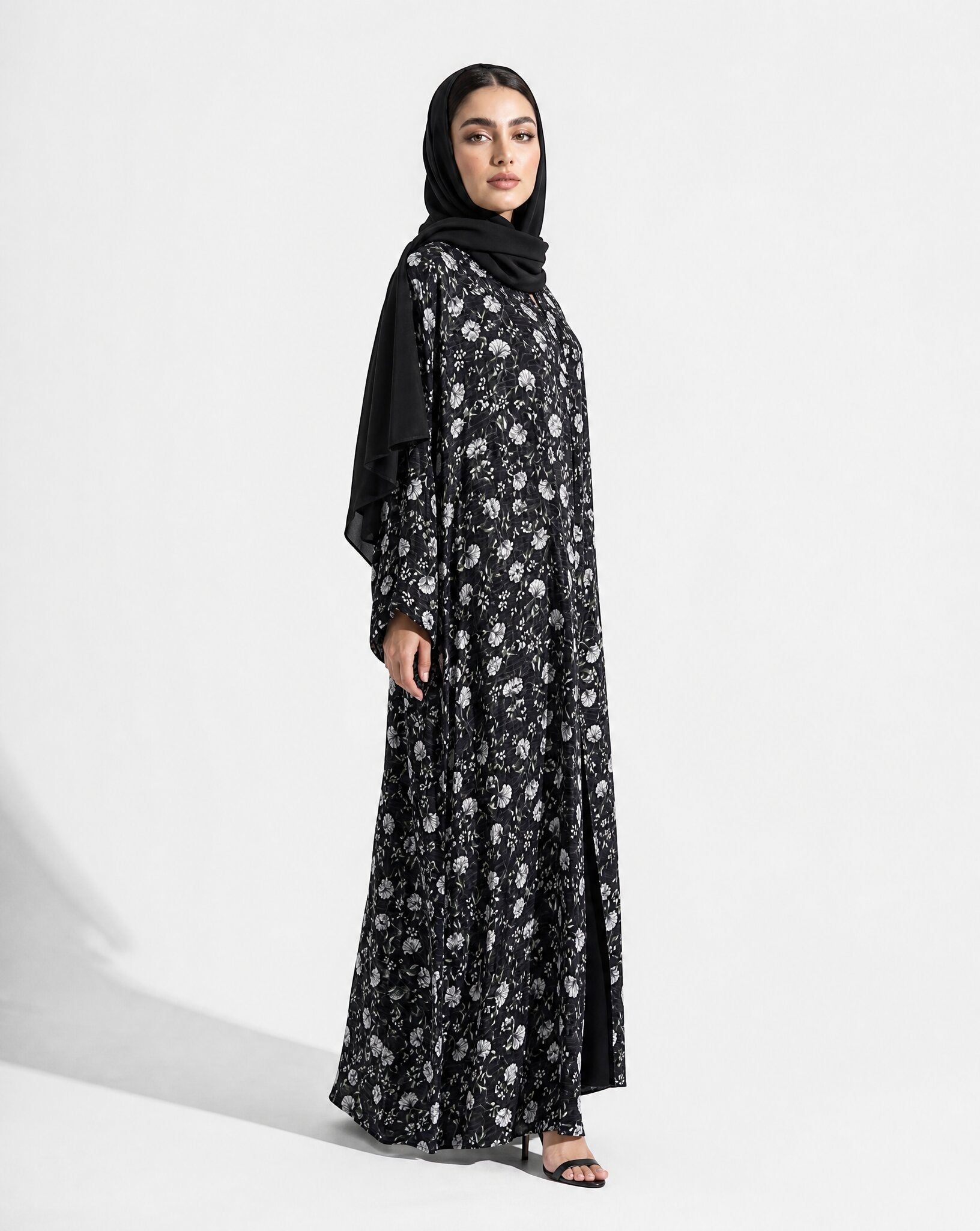 QA04 ABAYA - QATARIA ABAYA - MIRA Y MANO