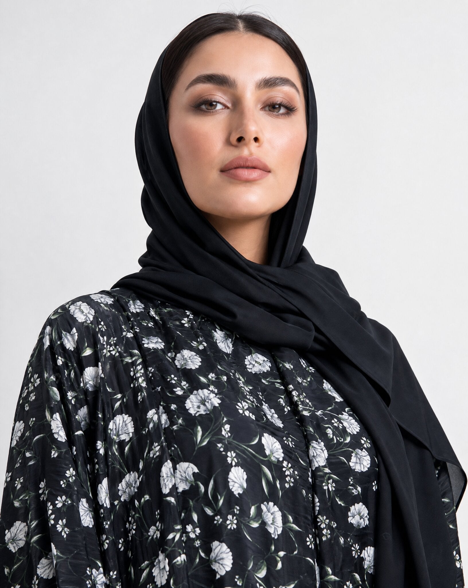 QA04 ABAYA - QATARIA ABAYA - MIRA Y MANO