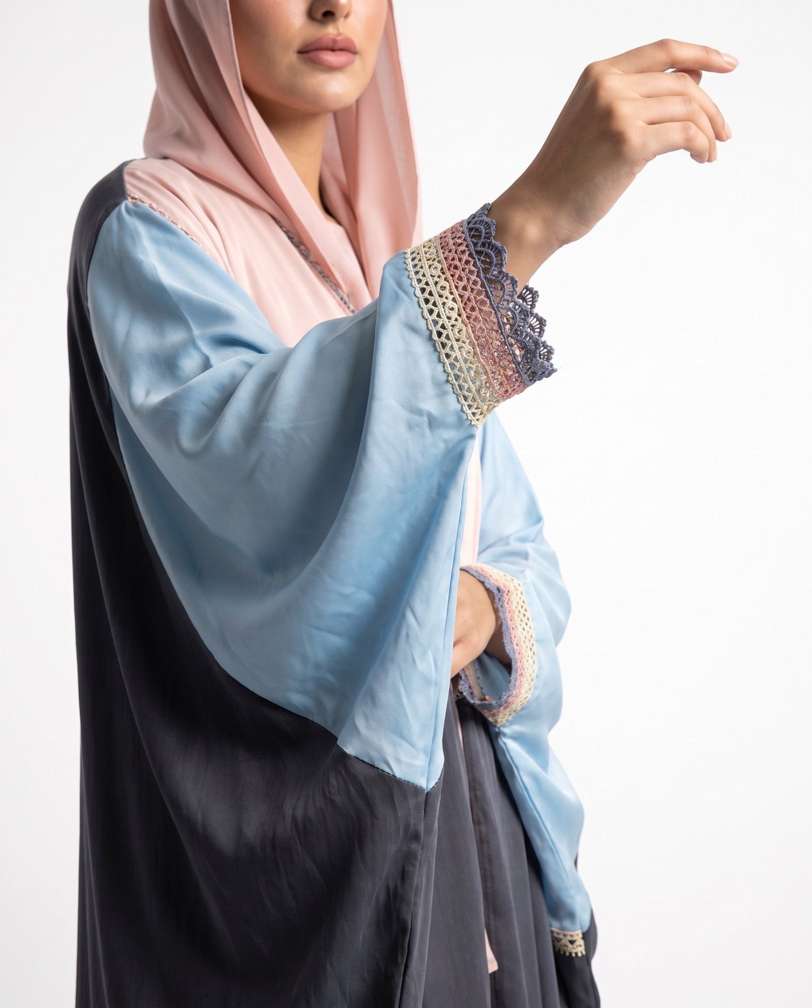 QA13 ABAYA - QATARIA ABAYA - MIRA Y MANO