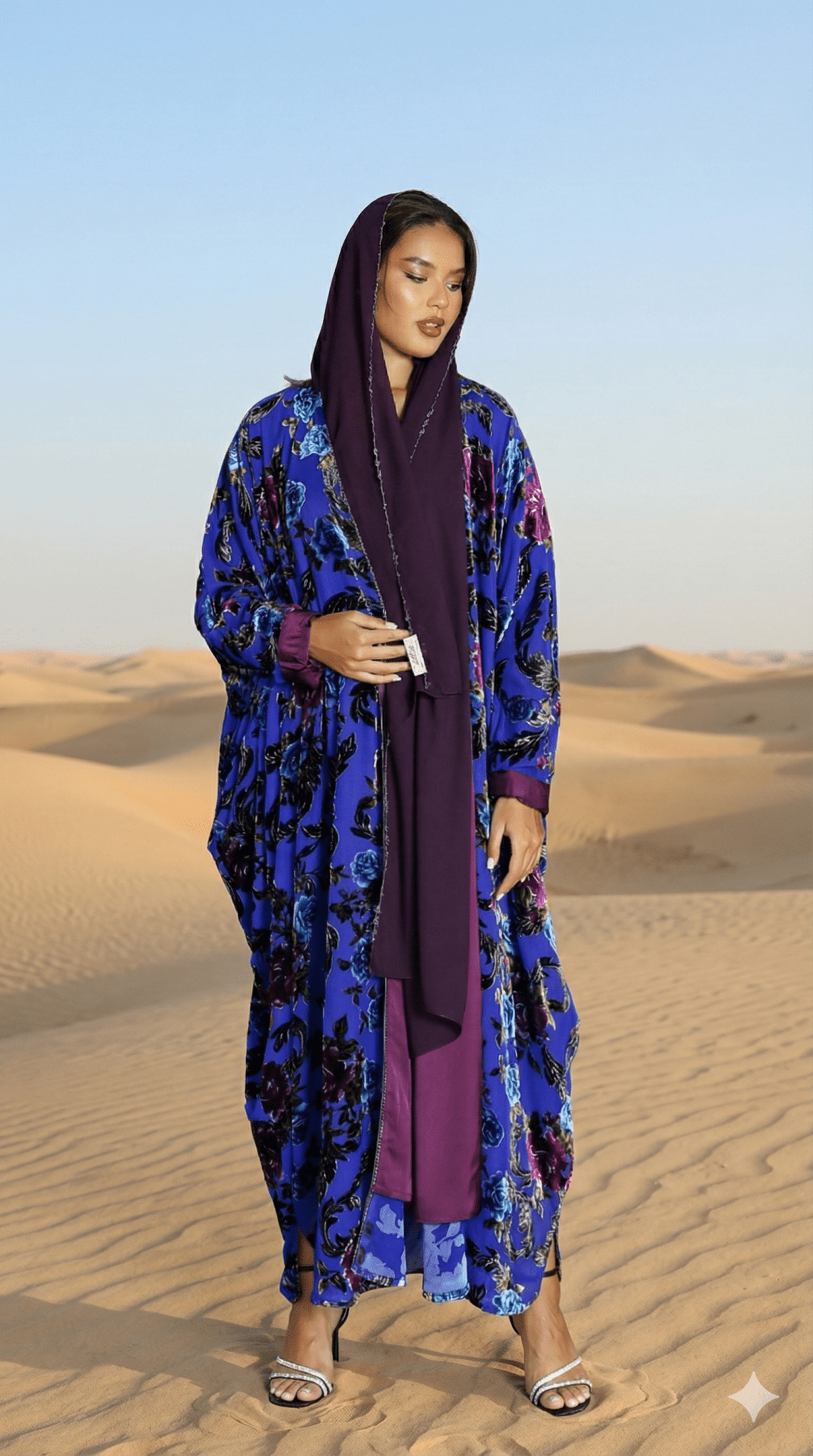 WM022 - BL ABAYA - QATARIA ABAYA - MIRA Y MANO