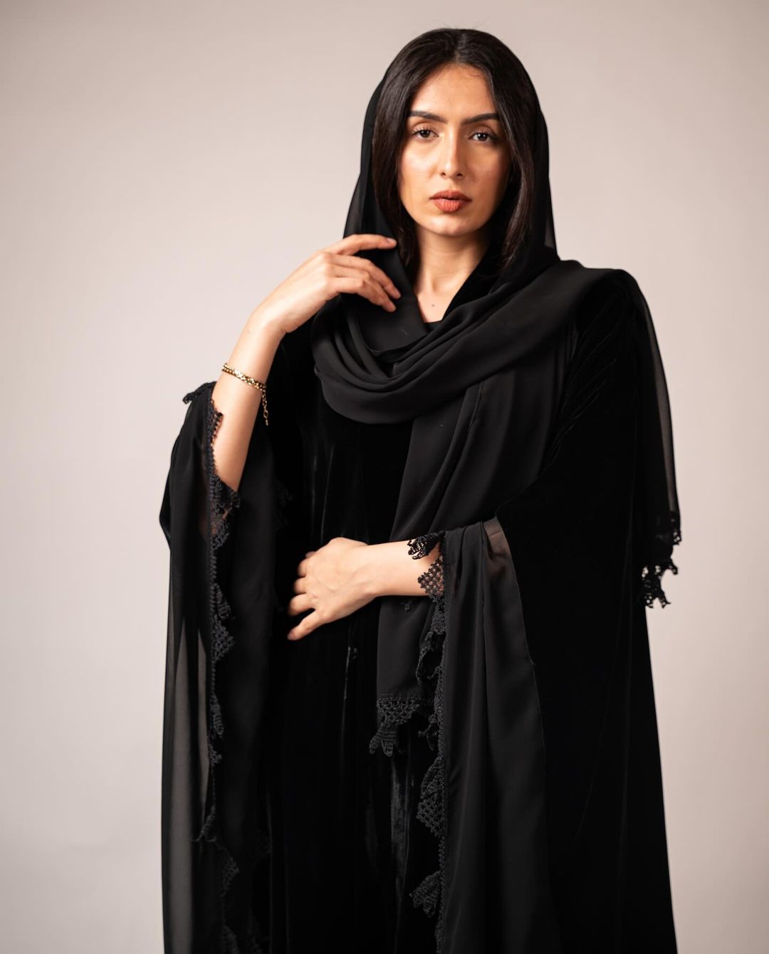 صورة للمنتج FW24R030-BK – عباية – MIRA Y MANO