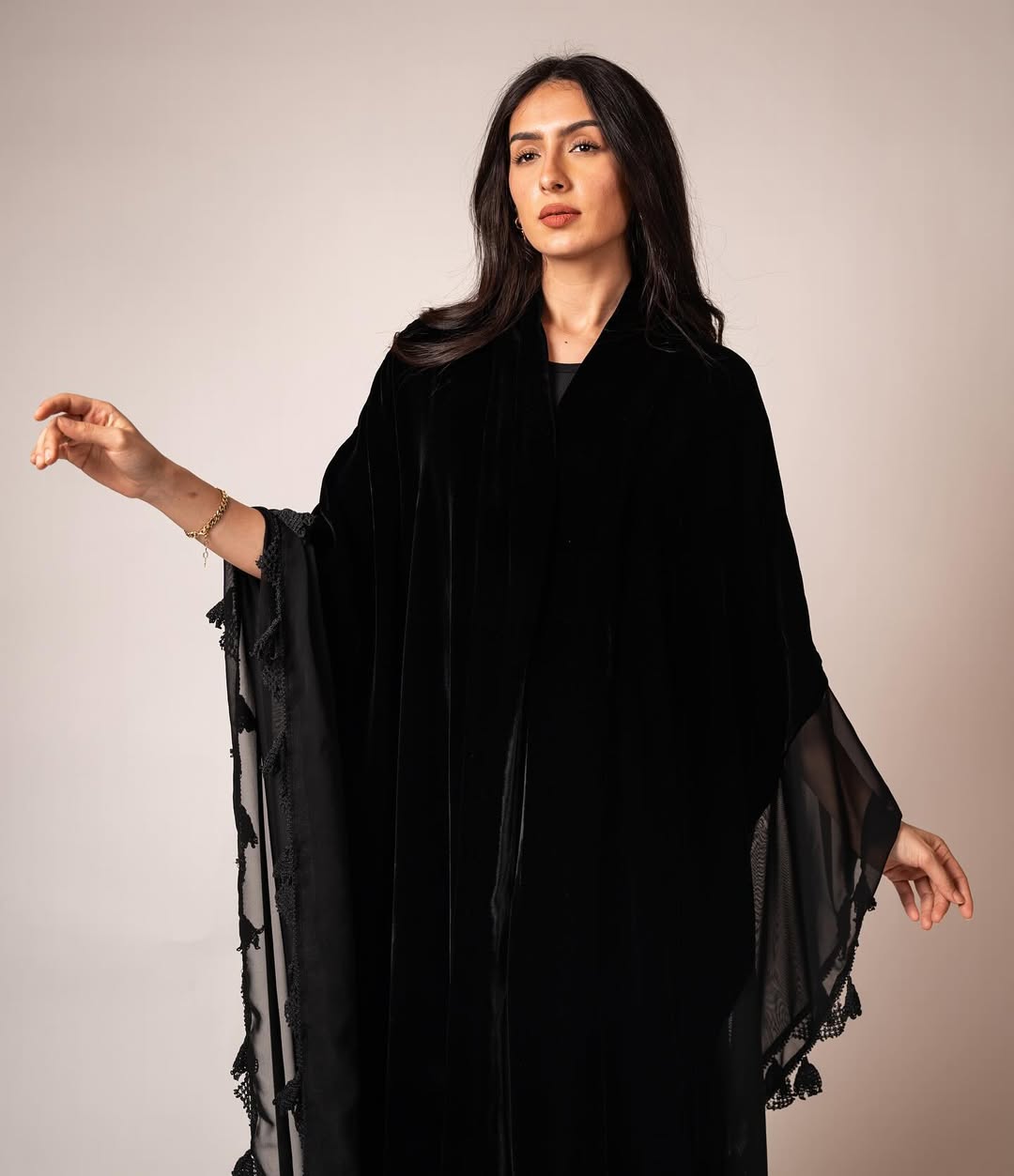 صورة للمنتج FW24R030-BK – عباية – MIRA Y MANO