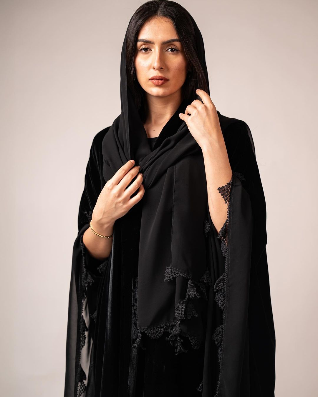 صورة للمنتج FW24R030-BK – عباية – MIRA Y MANO