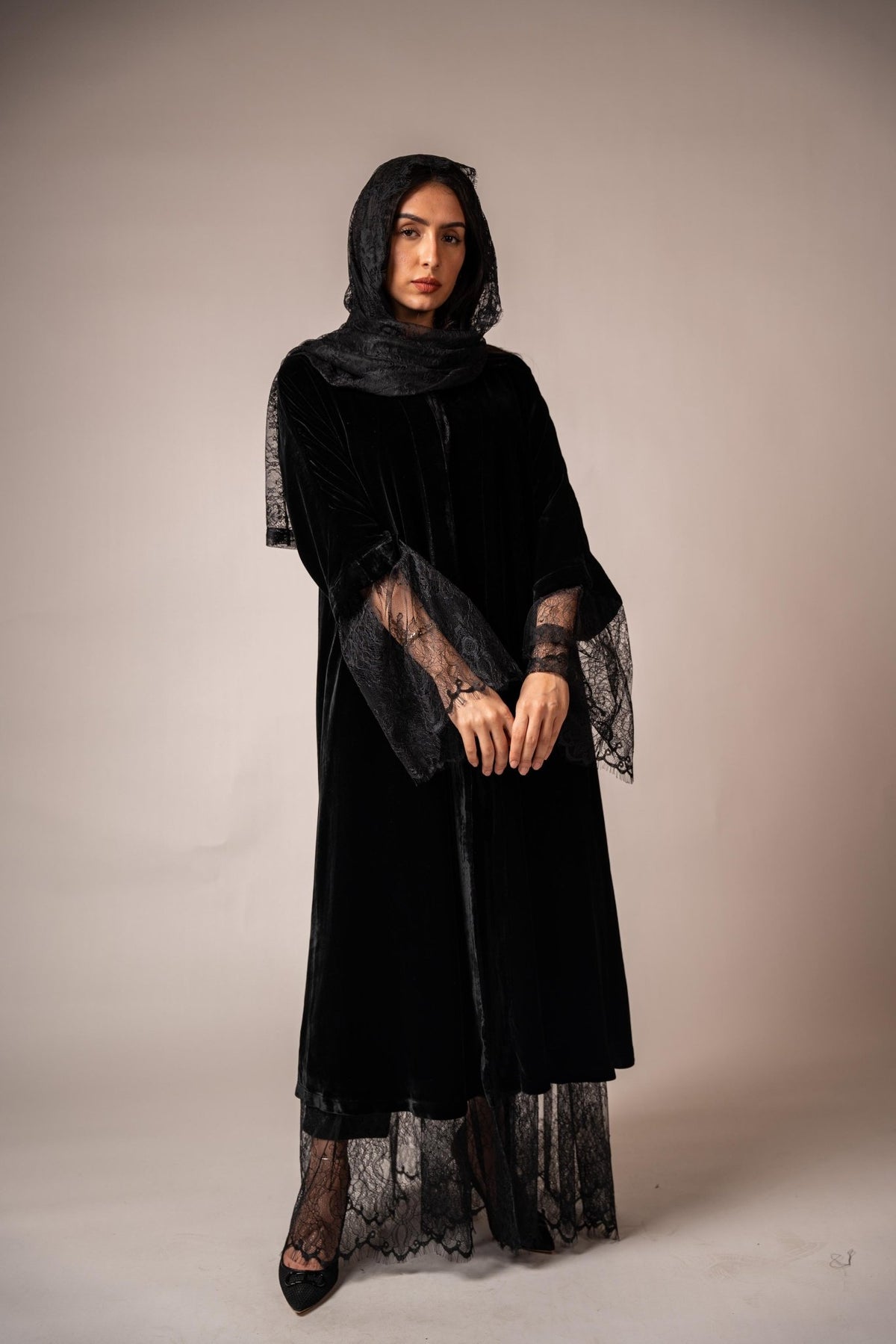 صورة للمنتج FW24R070-BK – عباية – MIRA Y MANO