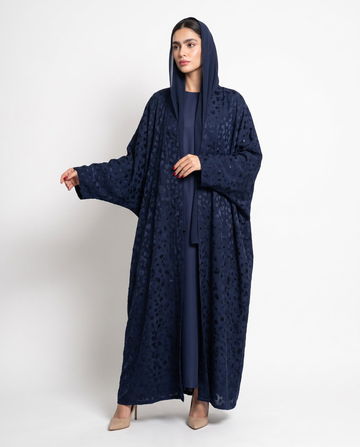 FW26R016-IN – عباية – MIRA Y MANO