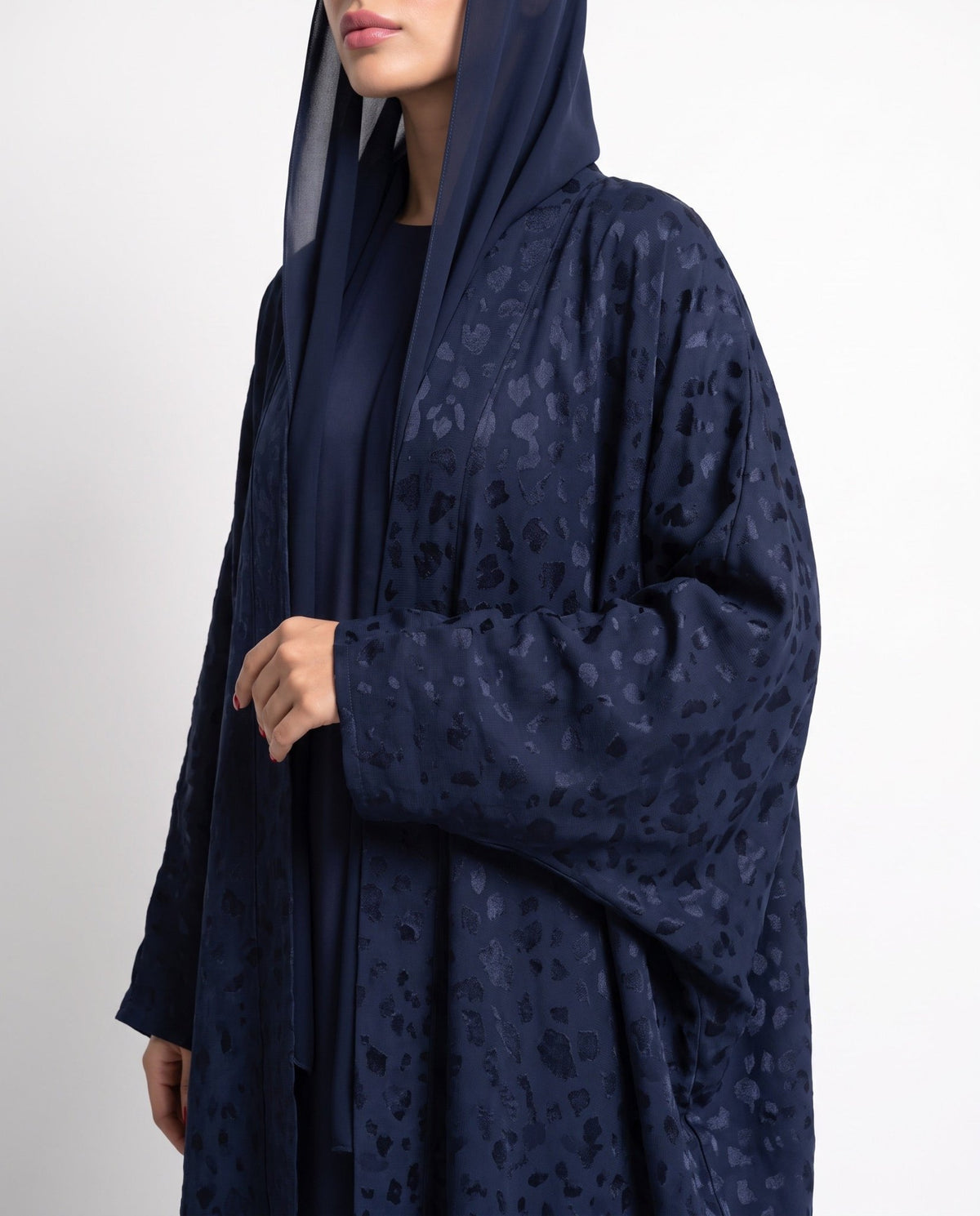 FW26R016-IN – عباية – MIRA Y MANO