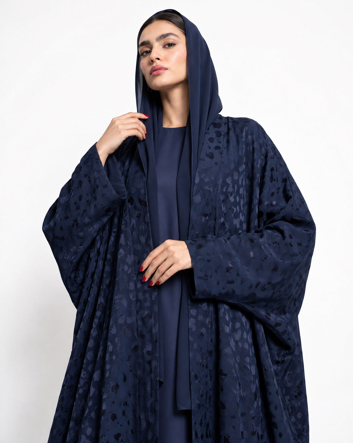 FW26R016-IN – عباية – MIRA Y MANO