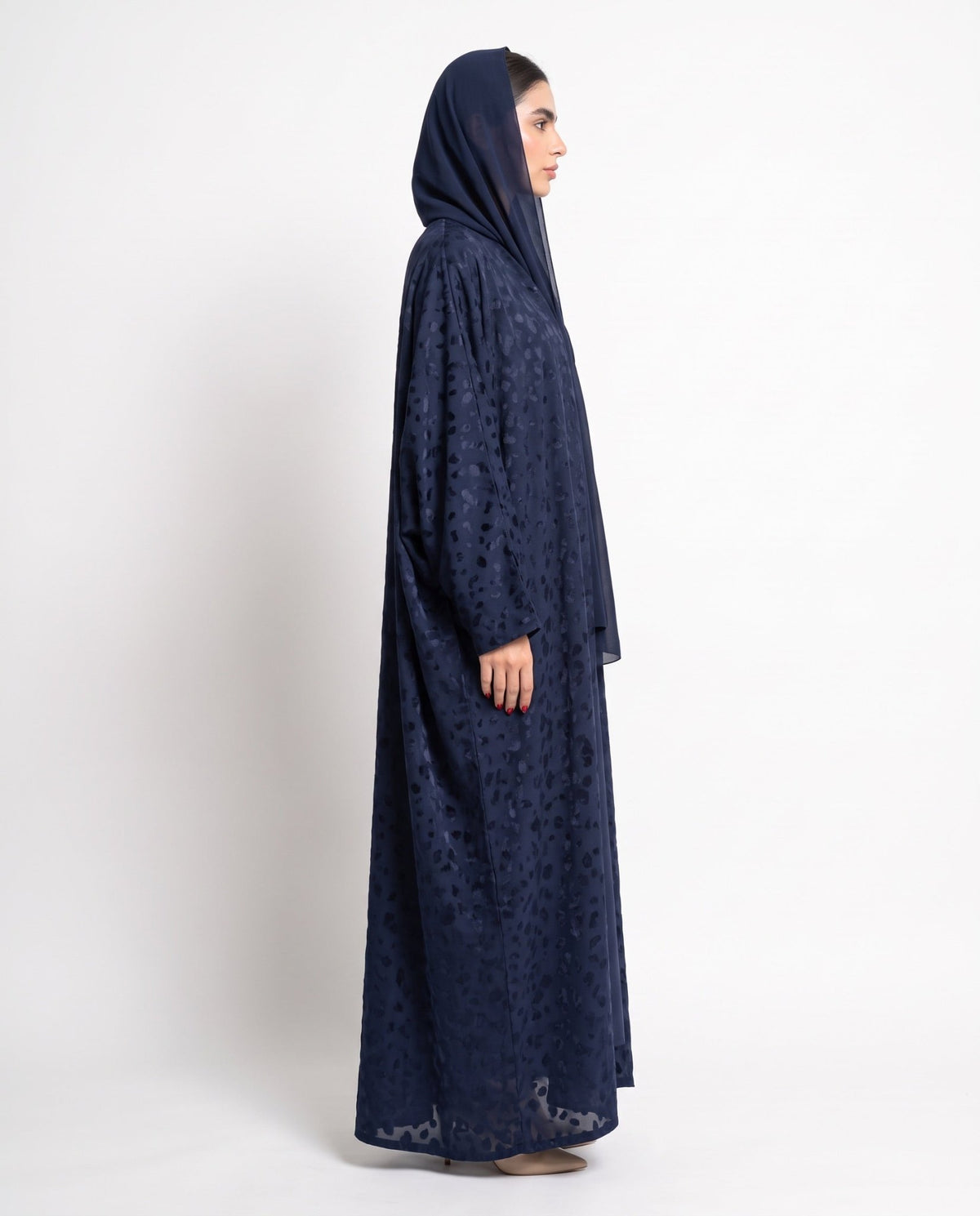 FW26R016-IN – عباية – MIRA Y MANO