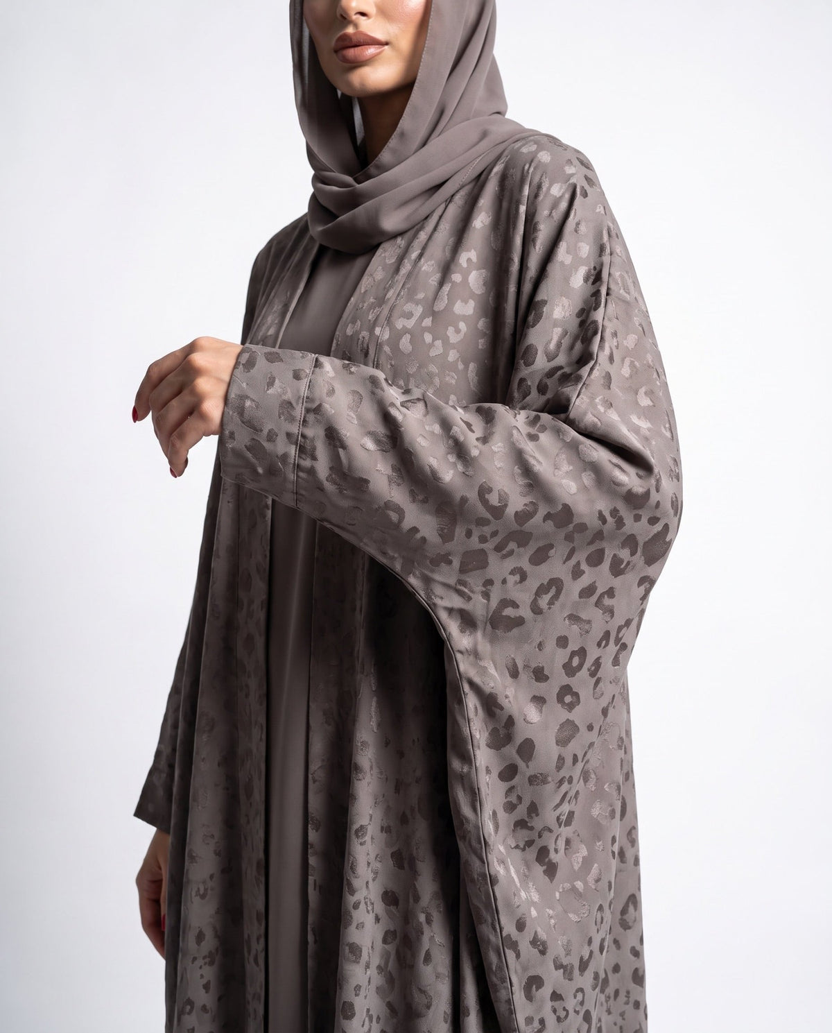 FW26R016-SL – عباية – MIRA Y MANO