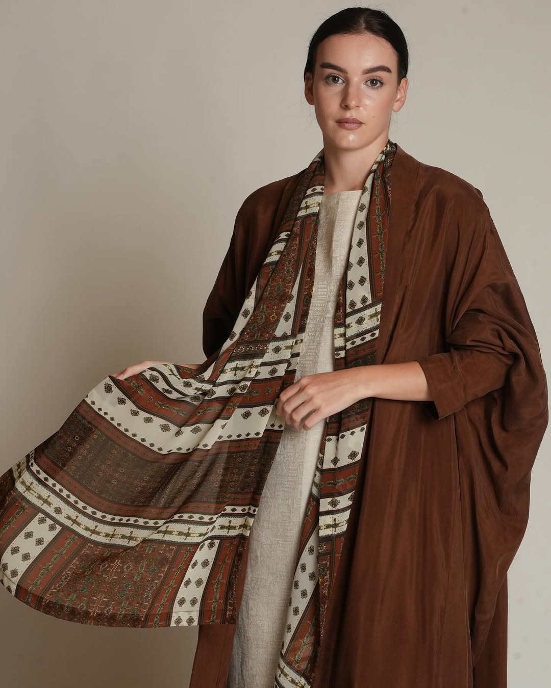 SS26R01 - BR ABAYA - RIBBON - MIRA Y MANO