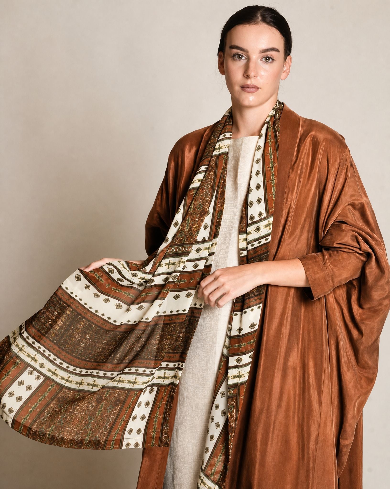 SS26R01-BR ABAYA - RIBBON - MIRA Y MANO