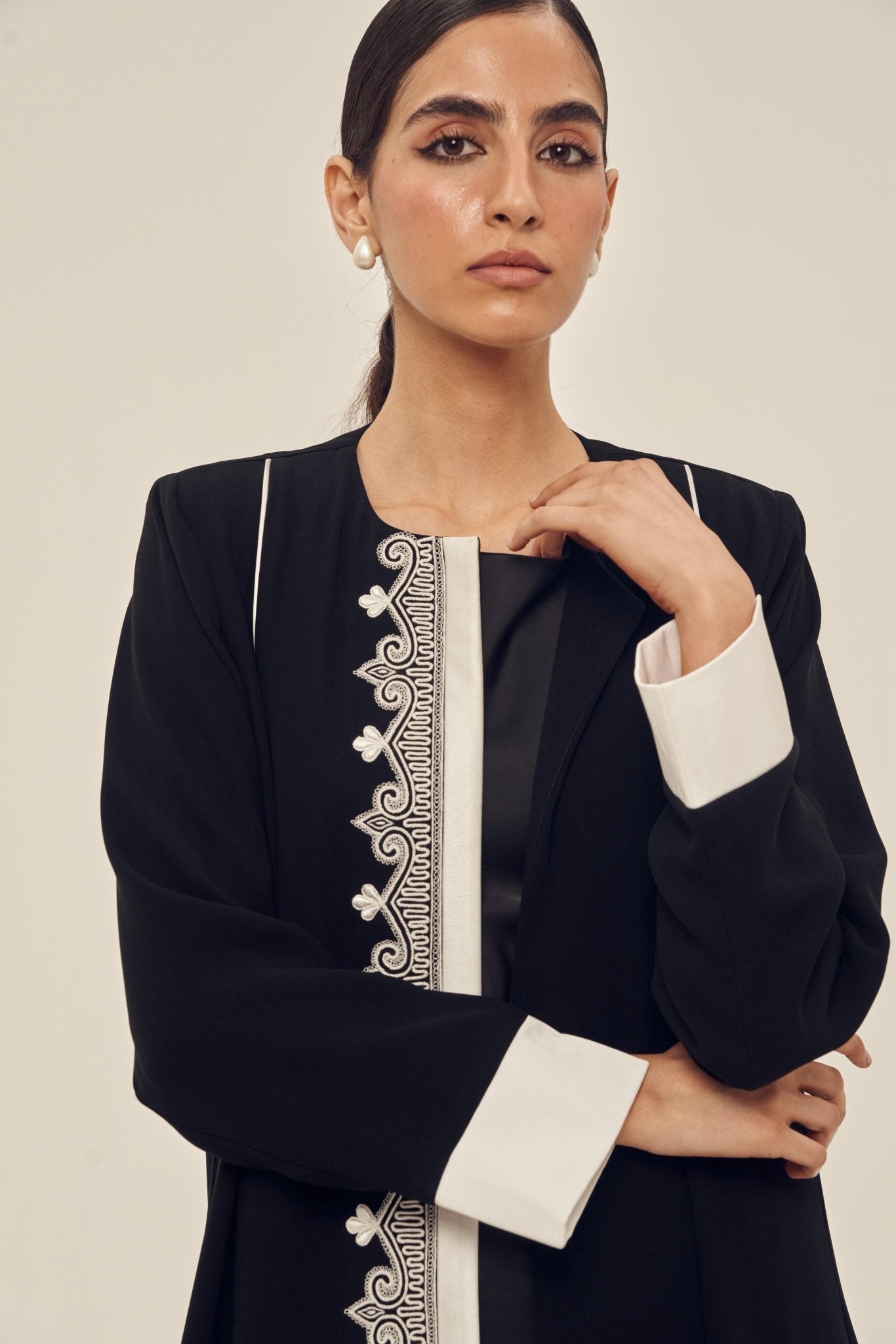 SAI 133 ABAYA - SAI - MIRA Y MANO