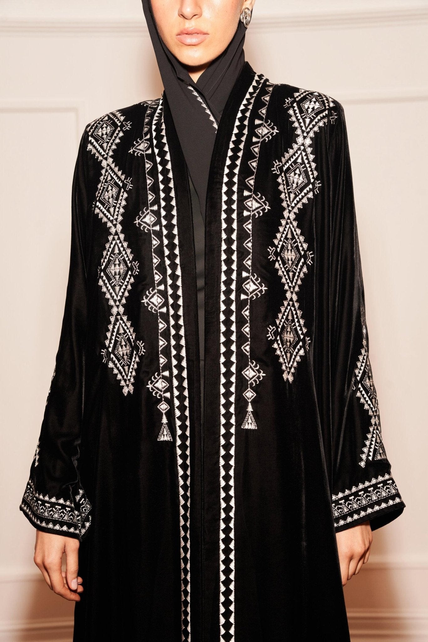 SAI 136 ABAYA - SAI - MIRA Y MANO