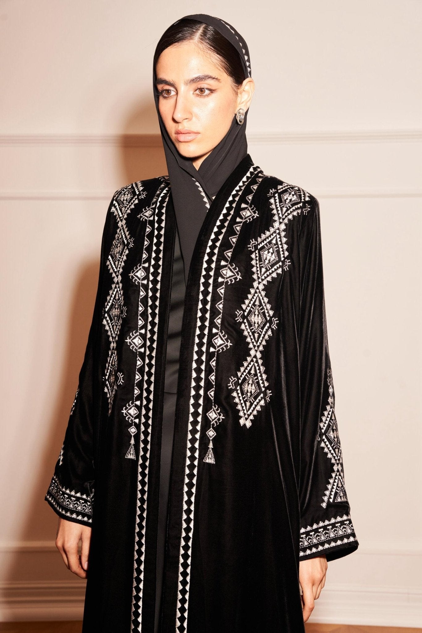 SAI 136 ABAYA - SAI - MIRA Y MANO