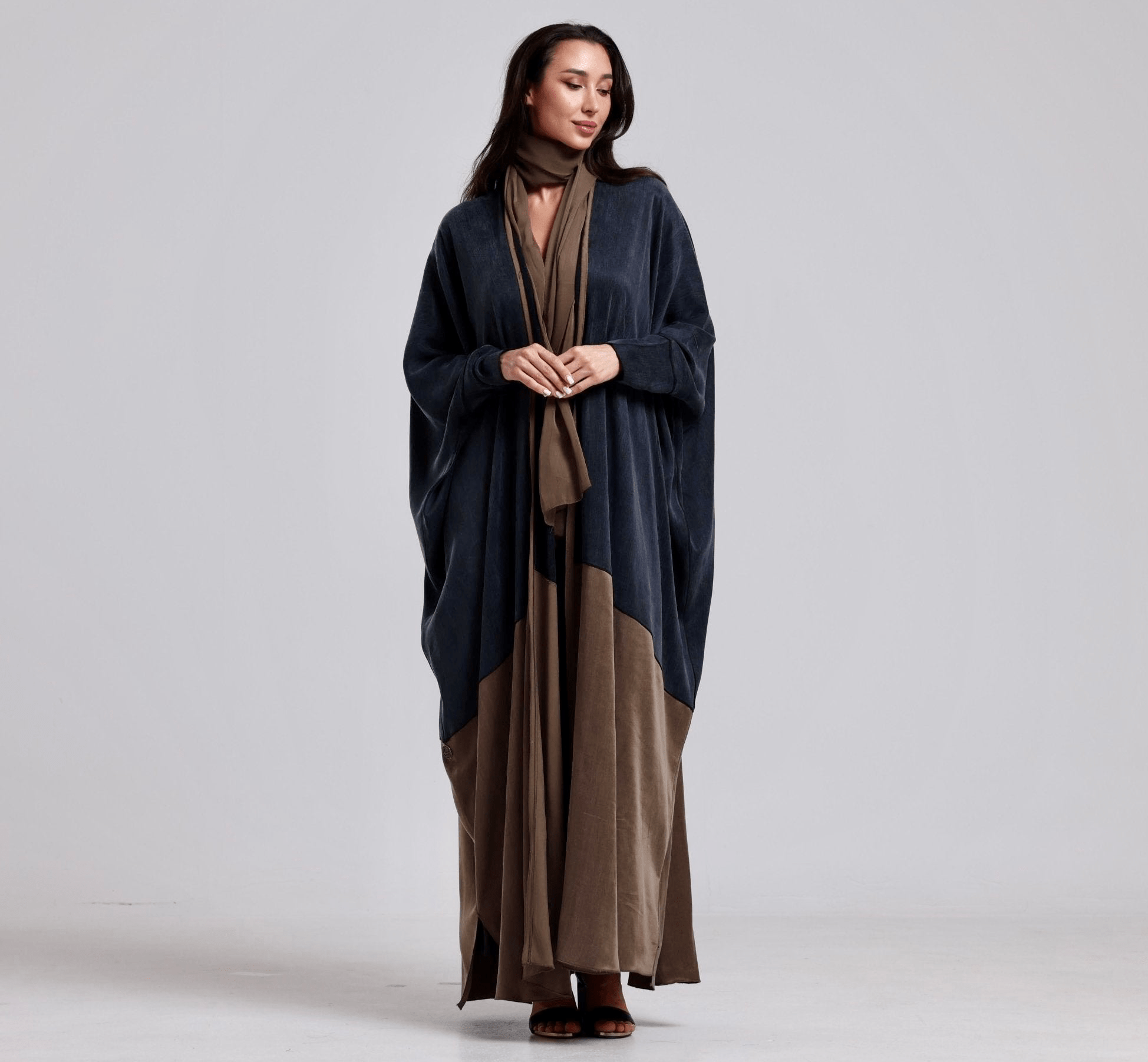 SISHBCGB ABAYA - SARA INTABI - MIRA Y MANO