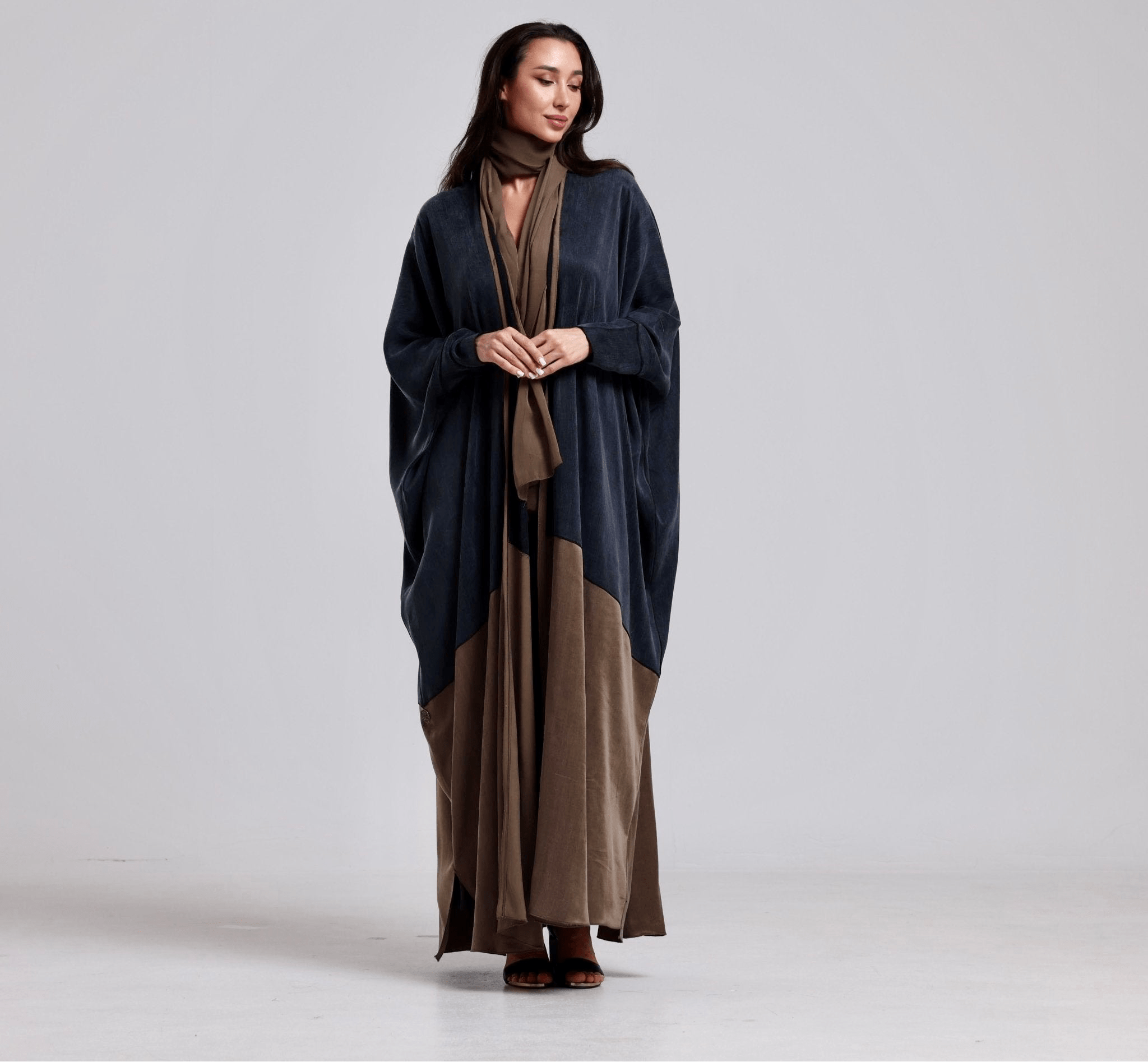 SISHBCGB ABAYA - SARA INTABI - MIRA Y MANO